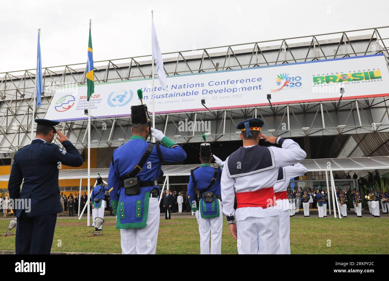 Bildnummer: 58073887 Datum: 05.06.2012 Copyright: imago/Xinhua (120605) -- RIO DE JANEIRO, 5 giugno 2012 (Xinhua) -- le bandiere delle Nazioni Unite (ONU), Brasile e la Conferenza delle Nazioni Unite sullo sviluppo sostenibile (Rio+20) sono viste durante una cerimonia di sollevamento delle bandiere a Rio de Janeiro il 5 giugno 2012. Il vertice Rio+20 si terrà dal 20 al 22 giugno. (Xinhua/Weng Xinyang) BRASILE-RIO DE JANEIRO-RIO+20-FLAG HOISTING PUBLICATIONxNOTxINxCHN Politik uno Gipfel Nachhaltige Entwicklung xjh x0x premiumd 2012 quer 58073887 Data 05 06 2012 Copyright Imago XINHUA Rio de Janeiro 5 giugno 2012 XINHUA Flags of the United N Foto Stock