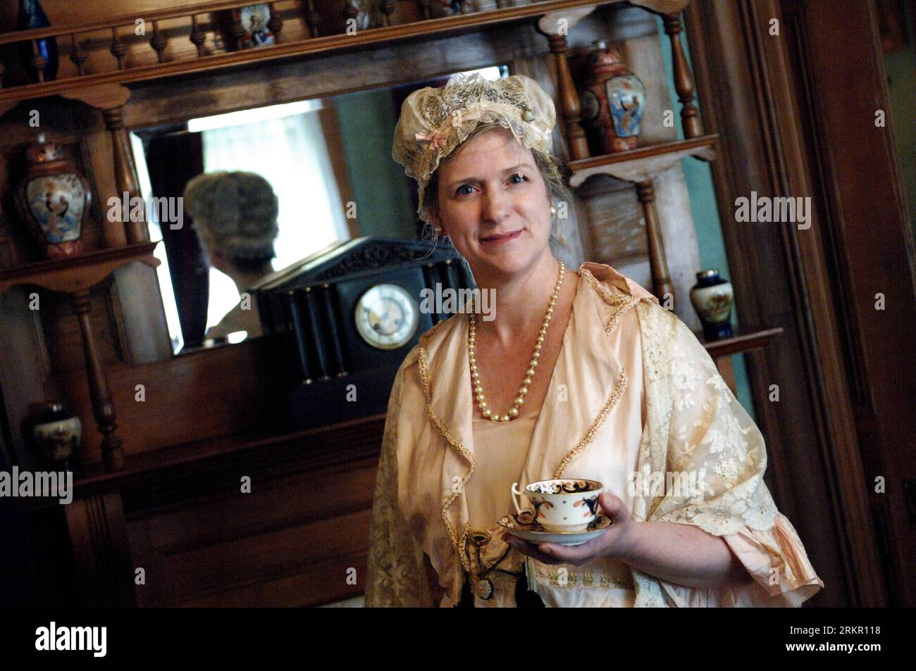 Bildnummer: 58092042 Datum: 10.06.2012 Copyright: imago/Xinhua (120611) - VANCOUVER, 11 giugno 2012 (Xinhua) - Un modello presenta un abito da tè originale degli anni '1890 durante il Vintage Dress Fashion Show a Vancouver, Canada, il 10 giugno 2012. Gli abiti vintage fanno parte di una vasta collezione di abiti vintage del noto storico della moda canadese Ivan Sayers. Un abito da tè è un abito da donna per l'intrattenimento informale tra la fine del XIX e la metà del XX secolo caratterizzato da linee non strutturate e tessuti leggeri. (Xinhua/Sergei Bachlakov) (lr) CANADA-VANCOUVER-ABITO DA TÈ VINTAGE ALLA MODA PUBLICATIONxNOTx Foto Stock