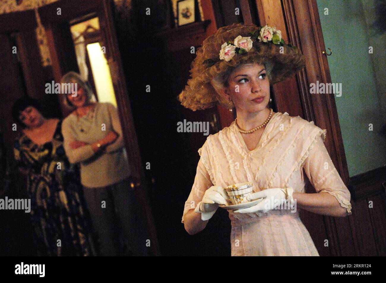 Bildnummer: 58092044 Datum: 10.06.2012 Copyright: imago/Xinhua (120611) - VANCOUVER, 11 giugno 2012 (Xinhua) - Un modello presenta un abito da tè originale degli anni '1890 durante il Vintage Dress Fashion Show a Vancouver, Canada, il 10 giugno 2012. Gli abiti vintage fanno parte di una vasta collezione di abiti vintage del noto storico della moda canadese Ivan Sayers. Un abito da tè è un abito da donna per l'intrattenimento informale tra la fine del XIX e la metà del XX secolo caratterizzato da linee non strutturate e tessuti leggeri. (Xinhua/Sergei Bachlakov) (lr) CANADA-VANCOUVER-ABITO DA TÈ VINTAGE ALLA MODA PUBLICATIONxNOTx Foto Stock