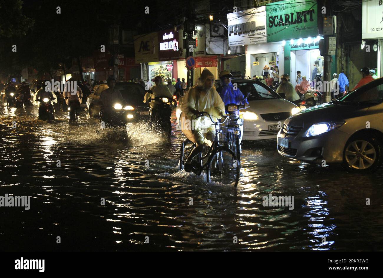 Bildnummer: 58106116 Datum: 14.06.2012 Copyright: imago/Xinhua (120614) -- HANOI, 14 giugno 2012 (Xinhua) -- e veicoli passano via inondazione ad Hanoi, Vietnam, 14 giugno 2012. La forte pioggia ha colpito Hanoi giovedì e ha causato inondazioni in alcune zone. (Xinhua/ho Nhu Y) (dzl) VIETNAM-HANOI-RAIN PUBLICATIONxNOTxINxCHN Gesellschaft Naturkatastrophe Überschwemmung x0x xst 2012 quer 58106116 Data 14 06 2012 Copyright Imago XINHUA Hanoi 14 giugno 2012 XINHUA and VEHICLES Passport Flooding Street in Hanoi Vietnam 14 giugno 2012 Heavy Rain colpì Hanoi giovedì e CAUSÒ inondazioni in alcune zone XINHUA ho NHU y dz Foto Stock