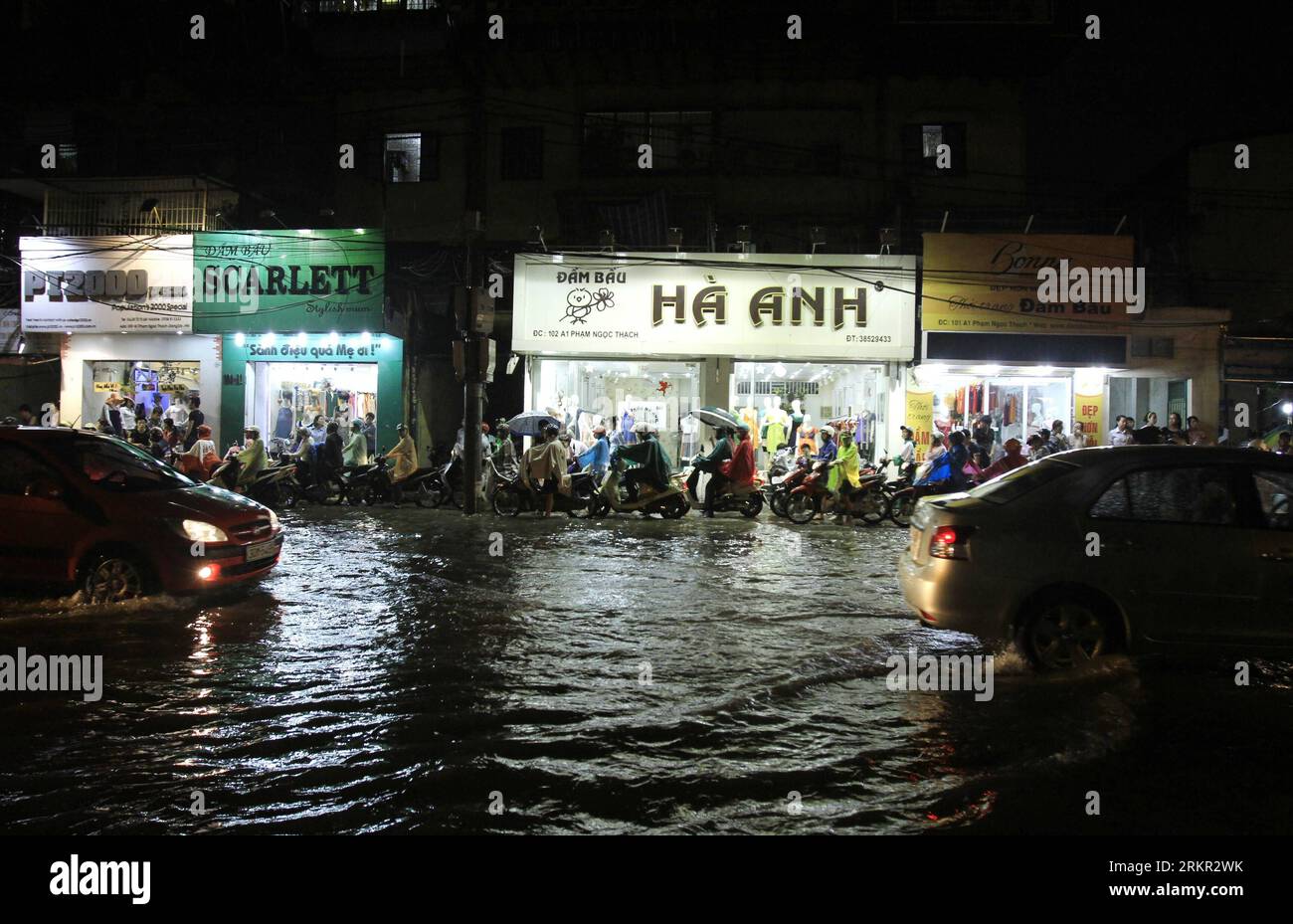 Bildnummer: 58106117 Datum: 14.06.2012 Copyright: imago/Xinhua (120614) -- HANOI, 14 giugno 2012 (Xinhua) -- e veicoli passano via inondazione ad Hanoi, Vietnam, 14 giugno 2012. La forte pioggia colpì Hanoi giovedì e causò inondazioni in alcune zone.(Xinhua/ho Nhu Y) (dzl) VIETNAM-HANOI-RAIN PUBLICATIONxNOTxINxCHN Gesellschaft Naturkatastrophe Überschwemmung x0x xst 2012 quer 58106117 Data 14 06 2012 Copyright Imago XINHUA Hanoi 14 giugno 2012 XINHUA and VEHICLES Passport Flooding Street in Hanoi Vietnam 14 giugno 2012 Heavy Rain colpì Hanoi giovedì e CAUSÒ inondazioni in alcune zone XINHUA ho NHU y dzl Foto Stock