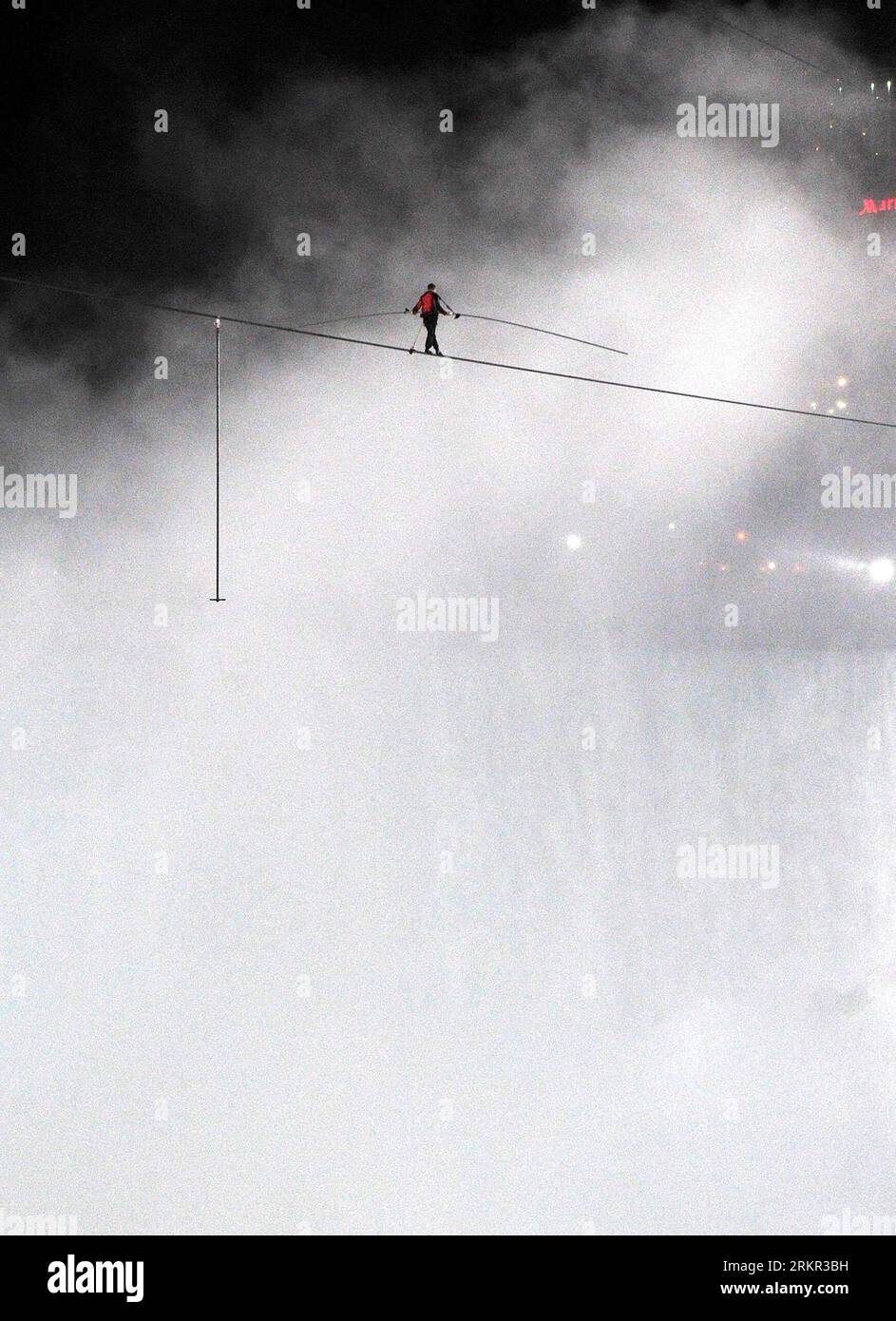 Bildnummer: 58111847 Datum: 15.06.2012 Copyright: imago/Xinhua (120616) -- NIAGARA, 16 giugno 2012 (Xinhua) -- Nik Wallenda cammina sulle Cascate del Niagara su una stretta delle Cascate del Niagara, al confine tra Stati Uniti e Canada, 15 giugno 2012. Nik Wallenda, il camminatore di settima generazione ad alta velocità dei famosi Flying Wallendas, venerdì ha finito il suo tentativo di diventare la prima persona a camminare su una stretta attraverso le cascate dal 1896. (Xinhua/Wang lei) (lyx) US-CANADA-NIAGARA FALLS-TIGHTROPE WALK PUBLICATIONxNOTxINxCHN Niagarafälle Niagara Fälle Niagarafall Überquerung Seil Drahtseil hoc Foto Stock