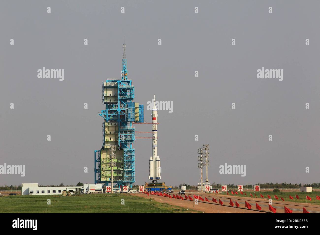 Bildnummer: 58111883 Datum: 16.06.2012 Copyright: imago/Xinhua (120616) -- JIUQUAN, 16 giugno 2012 (Xinhua) -- la foto scattata il 16 giugno 2012 mostra il lungo razzo March-2F che trasporta la navicella Shenzhou-9 con equipaggio cinese pronta per essere lanciata sulla piattaforma di lancio del Jiuquan satellite Launch Center a Jiuquan, nella provincia del Gansu della Cina nord-occidentale. La navicella spaziale, che dovrebbe svolgere la prima missione di ormeggio spaziale con equipaggio del paese, è prevista per essere fatta esplodere alle 18:37 PM (1037 GMT) sabato. (Xinhua/li Gang) (llp) (SHENZHOU-9-TIANGONG-1) CHINA-JIUQUAN-SHENZHOU-9-LAUNCH PREPARATIONS (CN) P Foto Stock