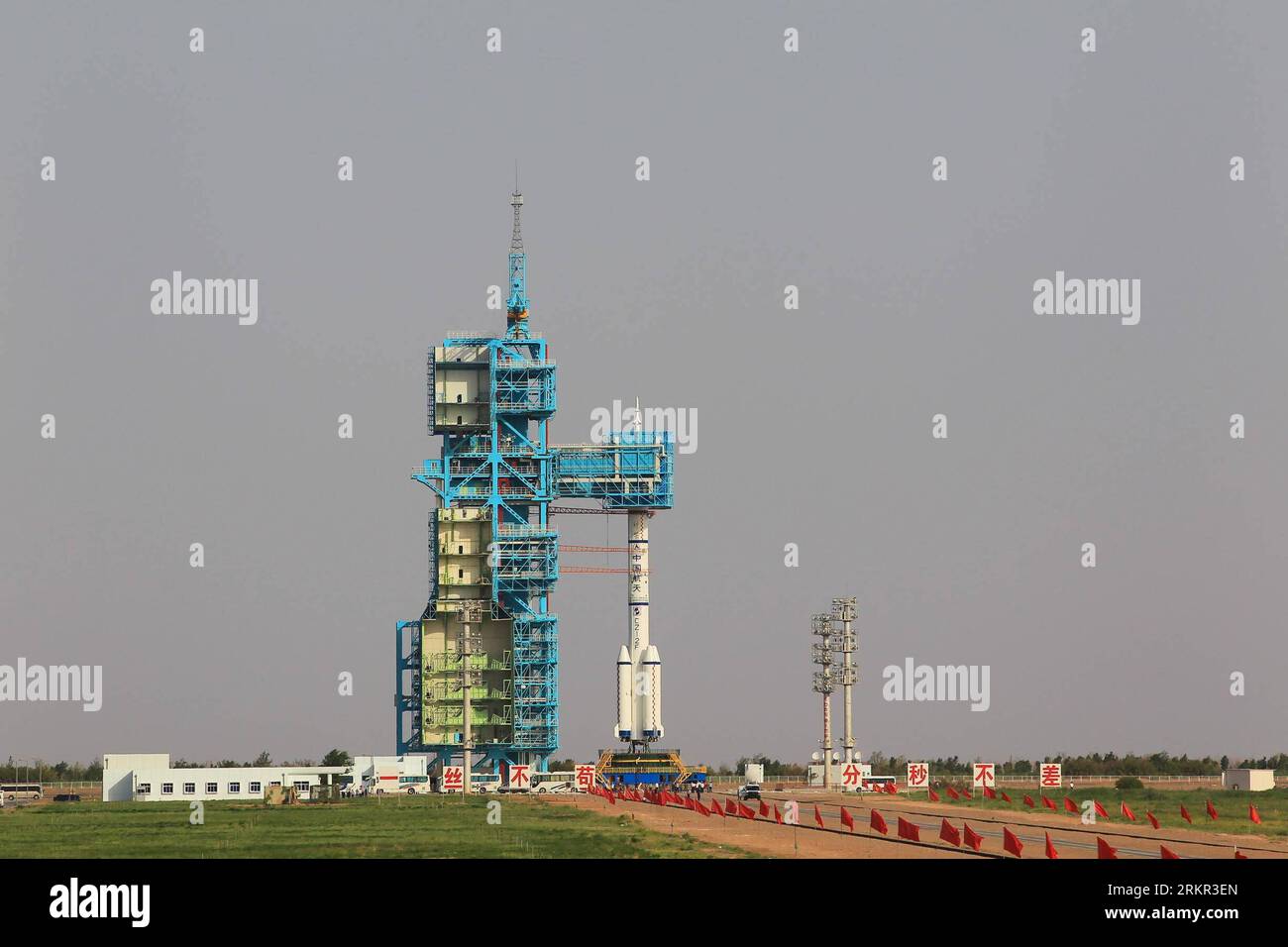 Bildnummer: 58111879 Datum: 16.06.2012 Copyright: imago/Xinhua (120616) -- JIUQUAN, 16 giugno 2012 (Xinhua) -- la foto scattata il 16 giugno 2012 mostra il lungo razzo March-2F che trasporta la navicella Shenzhou-9 con equipaggio cinese pronta per essere lanciata sulla piattaforma di lancio del Jiuquan satellite Launch Center a Jiuquan, nella provincia del Gansu della Cina nord-occidentale. La navicella spaziale, che dovrebbe svolgere la prima missione di ormeggio spaziale con equipaggio del paese, è prevista per essere fatta esplodere alle 18:37 PM (1037 GMT) sabato. (Xinhua/li Gang) (llp) (SHENZHOU-9-TIANGONG-1) CHINA-JIUQUAN-SHENZHOU-9-LAUNCH PREPARATIONS (CN) P Foto Stock