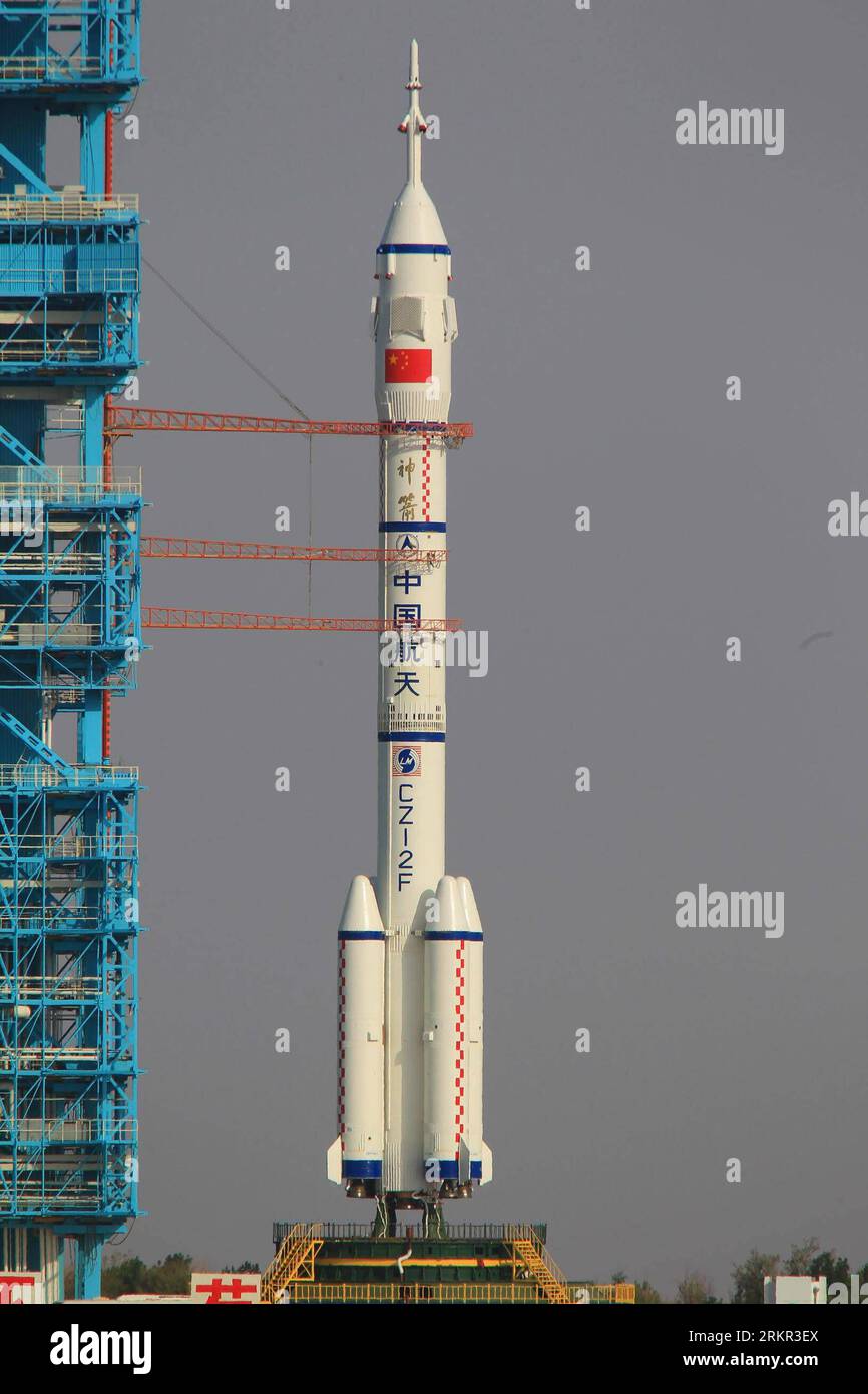 Bildnummer: 58111884 Datum: 16.06.2012 Copyright: imago/Xinhua (120616) -- JIUQUAN, 16 giugno 2012 (Xinhua) -- la foto scattata il 16 giugno 2012 mostra il lungo razzo March-2F che trasporta la navicella Shenzhou-9 con equipaggio cinese pronta per essere lanciata sulla piattaforma di lancio del Jiuquan satellite Launch Center a Jiuquan, nella provincia del Gansu della Cina nord-occidentale. La navicella spaziale, che dovrebbe svolgere la prima missione di ormeggio spaziale con equipaggio del paese, è prevista per essere fatta esplodere alle 18:37 PM (1037 GMT) sabato. (Xinhua/li Gang) (llp) (SHENZHOU-9-TIANGONG-1) CHINA-JIUQUAN-SHENZHOU-9-LAUNCH PREPARATIONS (CN) P Foto Stock