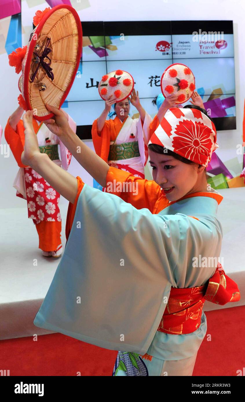 Bildnummer: 58114247 Datum: 17.06.2012 Copyright: imago/Xinhua (120617) - PECHINO, 17 giugno 2012 (Xinhua) - artisti giapponesi della prefettura di Yamagata eseguono la danza hanagasa durante una promozione turistica a Pechino, capitale della Cina, 17 giugno 2012. L'evento tenuto qui domenica dall'Agenzia del Turismo del Giappone e dall'Organizzazione Nazionale del Turismo del Giappone ha fornito informazioni turistiche visiori sulle regioni giapponesi di Tohoku e Kanto settentrionale. (Xinhua/Gong lei) (lmm) CINA-PECHINO-GIAPPONE-PROMOZIONE DEL TURISMO (CN) PUBLICATIONxNOTxINxCHN Gesellschaft Messe Folklore Tourismus xda x0x 2012 Hoch 58114247 Data 1 Foto Stock