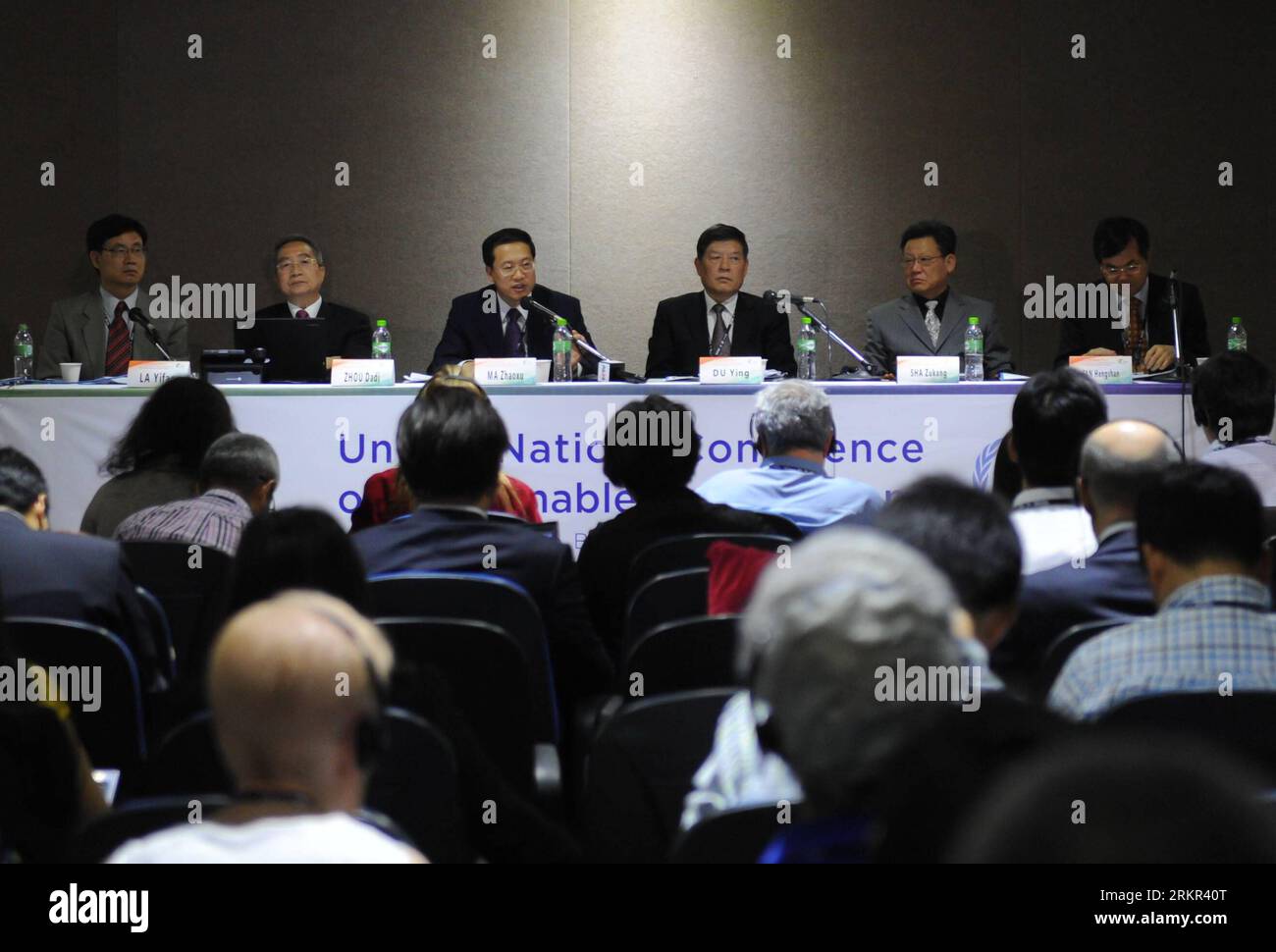 Bildnummer: 58114314 Datum: 16.06.2012 Copyright: imago/Xinhua (120617) -- RIO DE JANEIRO (BRASILE), 17 giugno 2012 (Xinhua) -- Un evento marginale in vista della Conferenza delle Nazioni Unite sullo sviluppo sostenibile (Rio+20 Earth Summit) si tiene a Rio de Janeiro, in Brasile, il 16 giugno 2012. La Cina compirà sforzi congiunti con le parti interessate per ottenere risultati globali, positivi e pragmatici in occasione della prossima Conferenza delle Nazioni Unite sullo sviluppo sostenibile (vertice Rio+20), ha affermato qui sabato l'assistente ministro degli Esteri cinese ma Zhaoxu. (Xinhua/Weng Xinyang) (lr) AMBIENTE ZOOM-IN BRASILE- Foto Stock