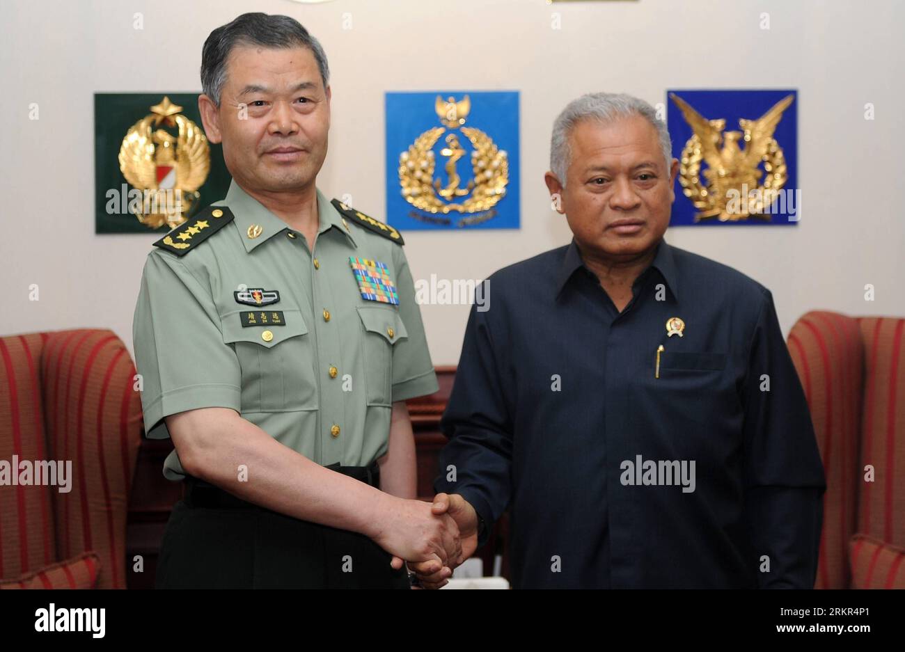 Bildnummer: 58117299 Datum: 18.06.2012 Copyright: imago/Xinhua (120618) -- GIACARTA, 18 giugno 2012 (Xinhua) -- Jing Zhiyuan (L), membro della Commissione militare centrale cinese, anche comandante della seconda forza d'artiglieria dell'Esercito Popolare di Liberazione Cinese, stringe la mano al ministro della difesa indonesiano Purnomo Yusgiantoro durante la loro riunione a Giacarta, in Indonesia, il 18 giugno 2012. Lunedì le due parti hanno avuto un approfondito scambio di opinioni sulle relazioni bilaterali e su altre questioni di interesse comune. (Xinhua/Jiang fan) INDONESIA-GIACARTA-CINA-RIUNIONE MILITARE PUBLICATIONxNOTxINxCHN persone Foto Stock