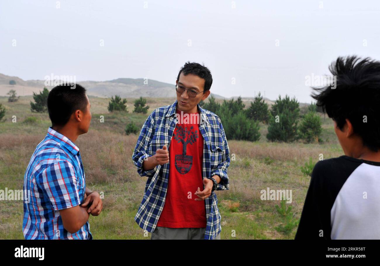 Bildnummer: 58122689 Datum: 20.06.2012 Copyright: imago/Xinhua (120620) -- TONGLIAO, 20 giugno 2012 (Xinhua) -- Otaki Takashi (C) parla con i membri della rete Verde a Kulun Banner della città di Tongliao, regione autonoma della Mongolia interna della Cina settentrionale, 11 giugno 2012. Green Network è una ONG con sede in Giappone dedicata all'imboschimento, che ha avviato il progetto verde a Horqin nel 2000. Otaki Takashi, uno dei fondatori della Green Network, ha fondato la filiale della Green Network a Horqin, ala sinistra, bandiera posteriore della regione autonoma della Mongolia interna della Cina settentrionale 12 anni fa e non se n'è mai andato. Nel 1997, Otaki Takashi Foto Stock