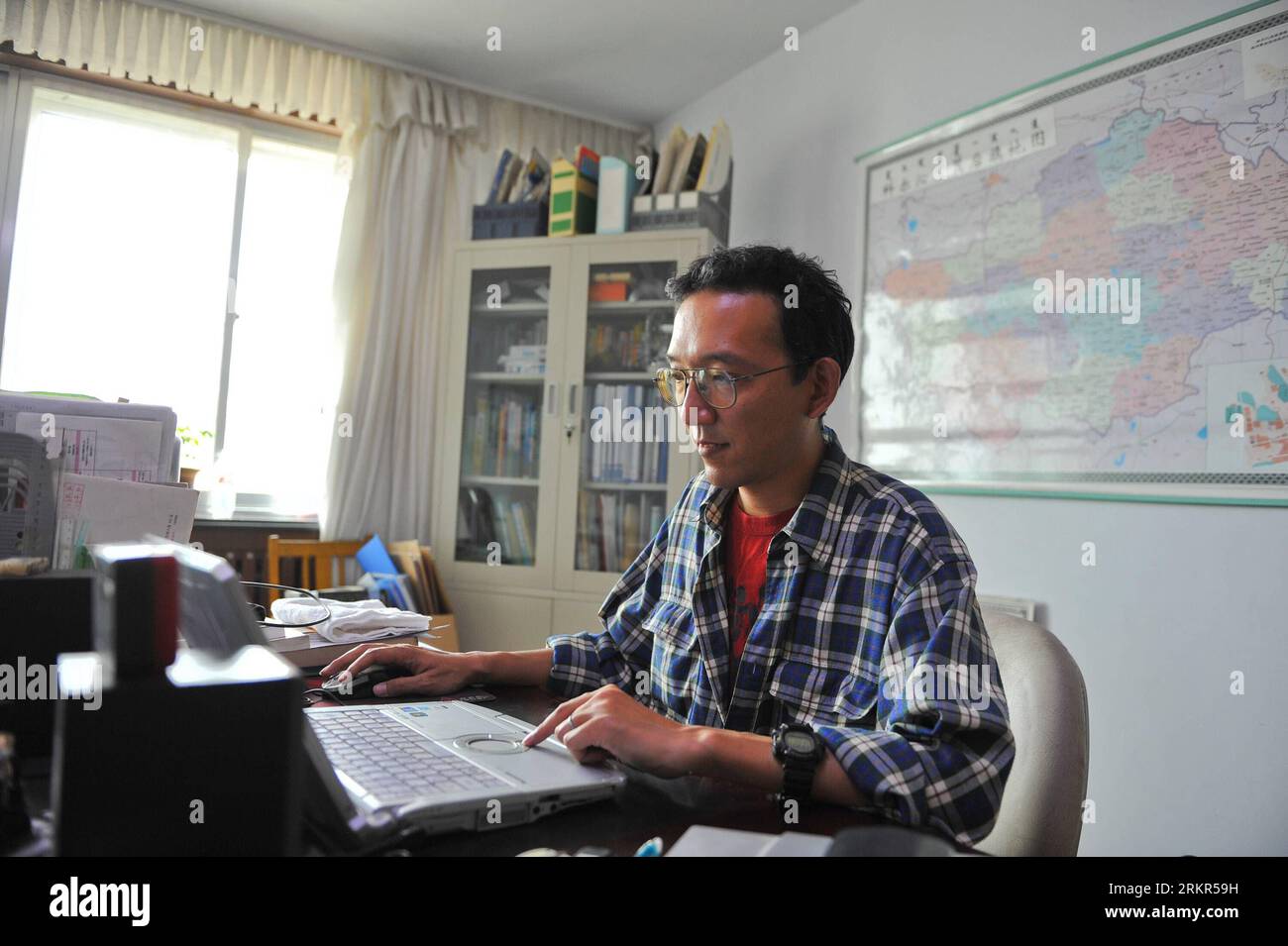 Bildnummer: 58122695 Datum: 20.06.2012 Copyright: imago/Xinhua (120620) -- TONGLIAO, 20 giugno 2012 (Xinhua) -- Otaki Takashi lavora nel suo ufficio a Ganqika Township of Horqin Left Wing Rear Banner of Tongliao City, North China S Inner Mongolia Autonomous Region, 11 giugno 2012. Green Network è una ONG con sede in Giappone dedicata all'imboschimento, che ha avviato il progetto verde a Horqin nel 2000. Otaki Takashi, uno dei fondatori della Green Network, ha fondato la filiale della Green Network a Horqin, ala sinistra, bandiera posteriore della regione autonoma della Mongolia interna della Cina settentrionale 12 anni fa e non se n'è mai andato. Nel 1997 Foto Stock