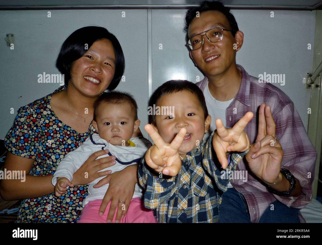 Bildnummer: 58122688 Datum: 20.06.2012 Copyright: imago/Xinhua (120620) -- TONGLIAO, 20 giugno 2012 (Xinhua) -- foto fornita da Otaki Takashi mostra la sua famiglia a Horqin ala sinistra bandiera posteriore della città di Tongliao, regione autonoma della Mongolia interna della Cina settentrionale, 21 maggio 2012. Green Network è una ONG con sede in Giappone dedicata all'imboschimento, che ha avviato il progetto verde a Horqin nel 2000. Otaki Takashi, uno dei fondatori della Green Network, ha fondato la filiale della Green Network a Horqin, ala sinistra, bandiera posteriore della regione autonoma della Mongolia interna della Cina settentrionale 12 anni fa e non se n'è mai andato. Nel 1997, Otak Foto Stock