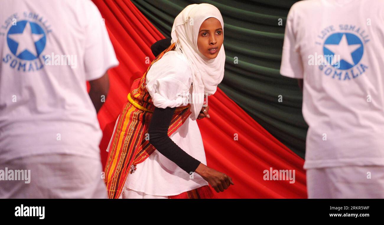 Bildnummer: 58128612 Datum: 20.06.2012 Copyright: imago/Xinhua (120620) -- NAIROBI, 20 giugno 2012 (Xinhua) -- eseguire la danza tradizionale somala durante un evento che segna la giornata Mondiale del rifugiato al Museo Nazionale del Kenya a Nairobi, capitale del Kenya, 20 giugno 2012. Secondo le statistiche del Dipartimento keniota per gli affari dei rifugiati, oltre 520.000 rifugiati somali vivono in Kenya al 31 maggio 2012. (Xinhua/Ding Haitao) KENYA-NAIROBI-SOMALO-RIFUGIATO GIORNO PUBLICATIONxNOTxINxCHN Gesellschaft Flüchtlinge Weltflüchtlingstag Flüchtlingstag Tag der Lager Flüchtlingslager xns x0x 2012 quer 58128612 Data 20 Foto Stock