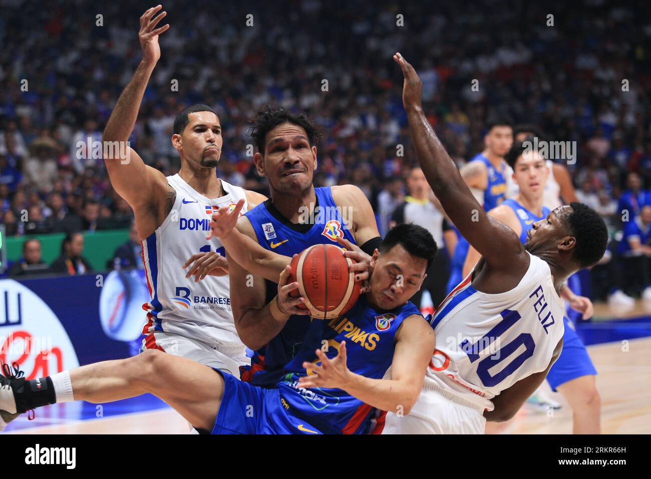 Bocaue, Filippine. 25 agosto 2023. Junemar Fajardo (15, Blue) e Earl Scottie Thompson (8, Blue) si assicurarono il rimbalzo sui loro avversari dominicani. La Repubblica Dominicana servì da spoiler, superando le Filippine nel 87-81 durante la loro partita a gironi della Coppa del mondo di pallacanestro FIBA. (Foto di Dennis Jerome Acosta/Pacific Press) credito: Pacific Press Media Production Corp./Alamy Live News Foto Stock