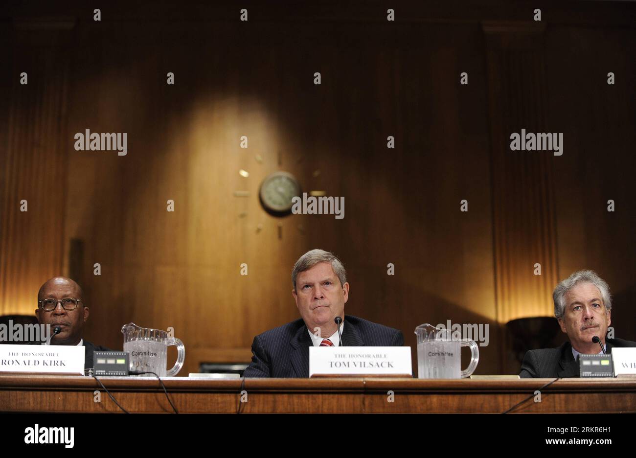 Bildnummer: 58134027 Datum: 21.06.2012 Copyright: imago/Xinhua (120621) -- WASHINGTON D.C., 21 giugno 2012 (Xinhua) -- il Rappresentante per il commercio statunitense Ronald Kirk, il Segretario per l'Agricoltura Tom Vilsack e il Vice Segretario di Stato William J. Burns (da L a R) testimoniano davanti alla Commissione per le Finanze del Senato degli Stati Uniti durante un'udienza, dal titolo Russia S WTO Accession - Administration s views on the Implications for the United States , on Capitol Hill a Washington D.C., capitale degli Stati Uniti, 21 giugno 2012. (Xinhua/Zhang Jun) (ljh) COMMISSIONE USA-SENATO-COMMISSIONE RUSSIA'S WTO ACCESSION-HEARING PUBLICATIONxNOT Foto Stock