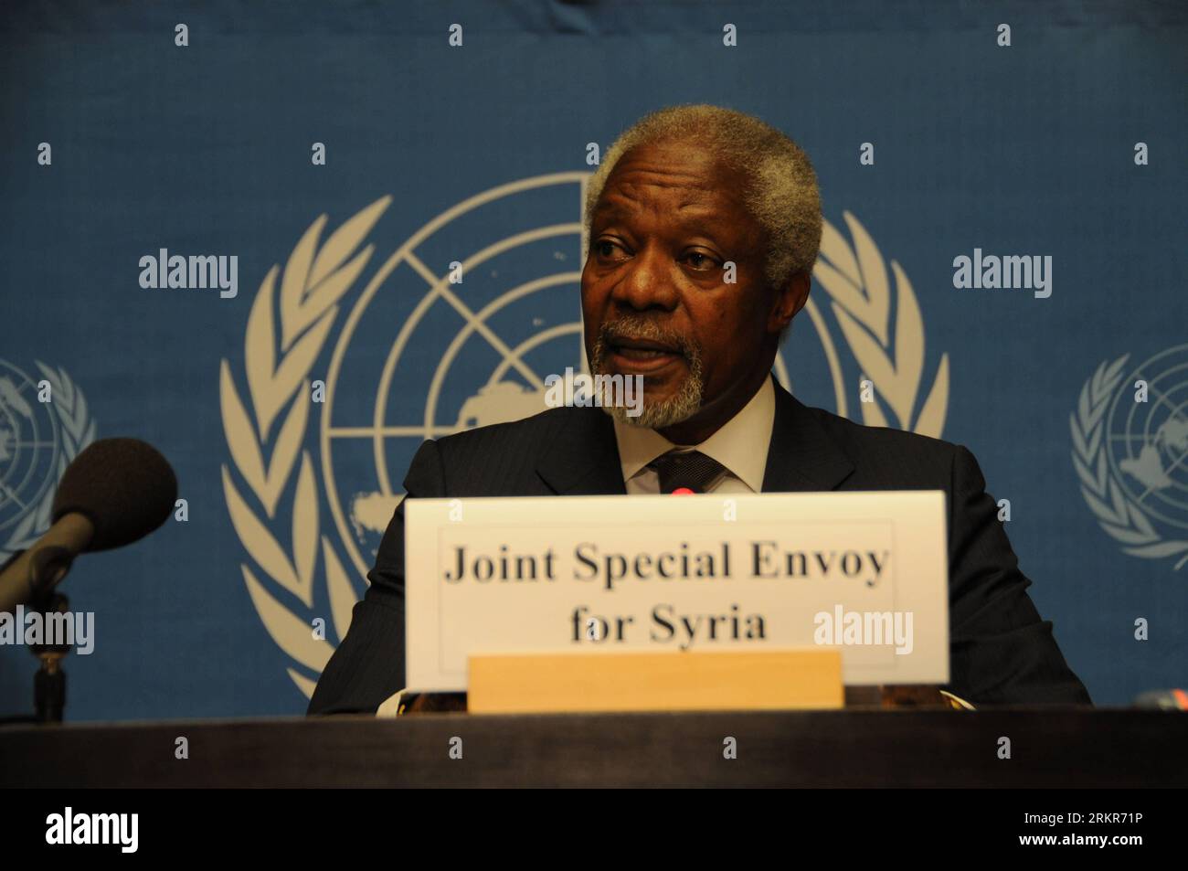 (120622) -- GINEVRA, 22 giugno 2012 (Xinhua) -- Kofi Annan, inviato speciale congiunto delle Nazioni Unite e della Lega araba per la Siria, partecipa a una conferenza stampa con il capo della missione di supervisione delle Nazioni Unite, il maggiore generale Robert Mood (non nella foto), presso l'Ufficio delle Nazioni Unite a Ginevra, in Svizzera, 22 giugno 2012. Kofi Annan ha detto che venerdì si potrebbe tenere un incontro internazionale sulla Siria a Ginevra. Robert Mood ha dichiarato che la risoluzione del Consiglio di sicurezza delle Nazioni Unite dovrebbe essere proseguita. (Xinhua/Yang Jingde) SVIZZERA-GINEVRA-KOFI ANNAN-ROBERT MOOD-CONFERENZA STAMPA PUBLICATIONxNOTxINxCHN Foto Stock