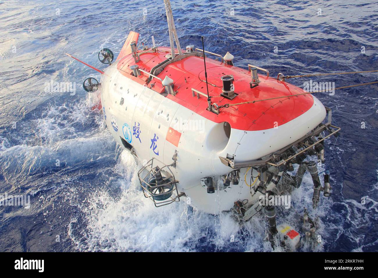 Bildnummer: 58143404 Datum: 24.06.2012 Copyright: imago/Xinhua (120624) -- A BORDO DI XIANGYANGHONG 09, 24 giugno 2012 (Xinhua) -- sommergibile con equipaggio cinese, il Jiaolong, emerge dalla superficie del mare dopo la sua quarta immersione nella fossa di Mariana nell'Oceano Pacifico, 24 giugno 2012. Il Jiaolong, che prende il nome da un mitico drago marino, è riuscito a tuffarsi a 7.020 metri sotto il livello del mare durante la sua quarta immersione qui la domenica. (Xinhua/Luo Sha) (lmm) CINA-THE JIAOLONG-MANNED SUBMERSIBLE-DEEP-SEA DIVING-SUCCESS (CN) PUBLICATIONxNOTxINxCHN Gesellschaft Wissenschaft Tiefsee-Tauchboot bemannt Tauchkapsel Tauchs Foto Stock