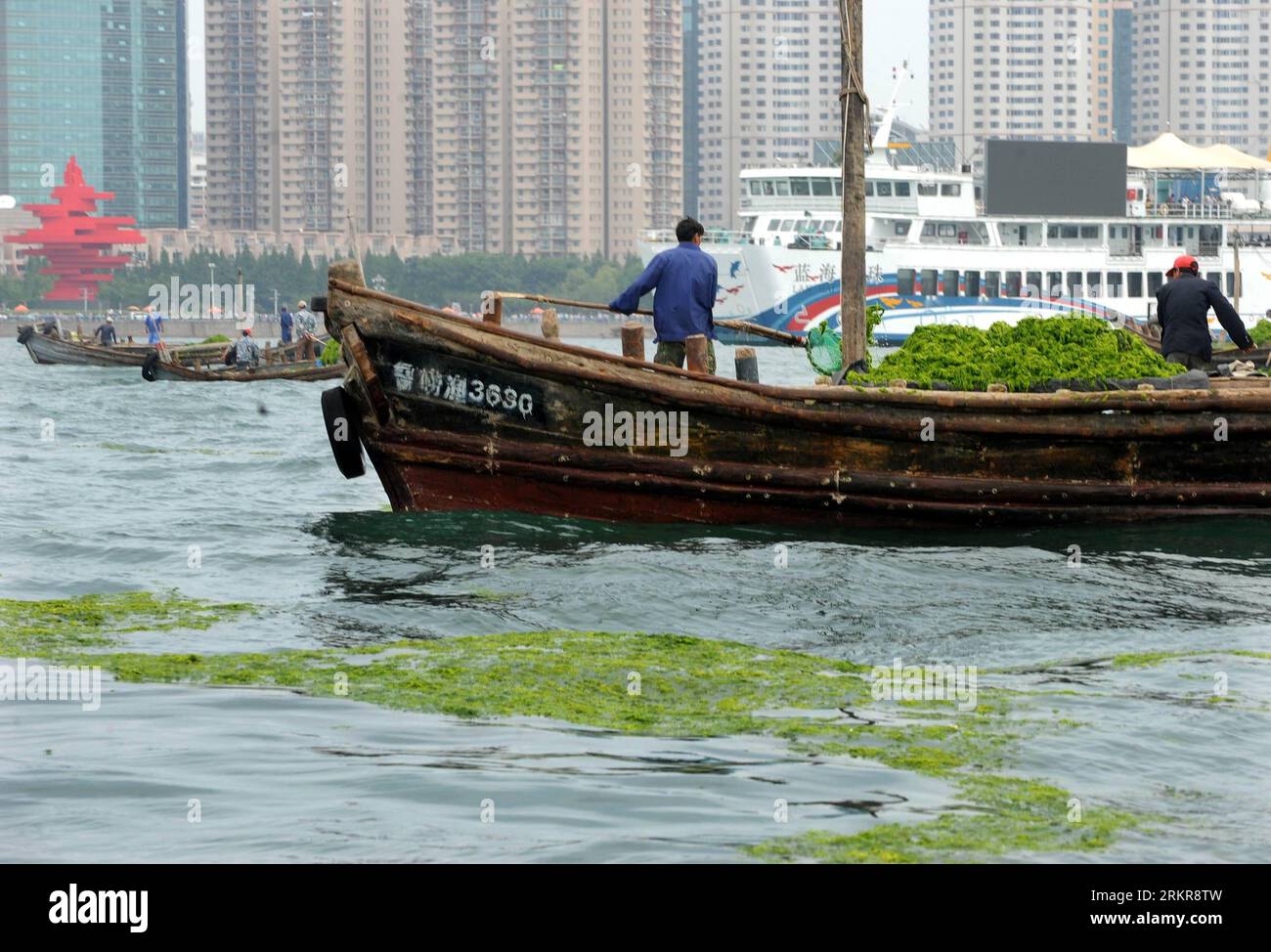 Bildnummer: 58154633 Datum: 27.06.2012 Copyright: imago/Xinhua (120627) -- QINGDAO, 27 giugno 2012 (Xinhua) -- soldati sgombrano alghe verdi sull'acqua vicino al centro velico olimpico di Qingdao, provincia dello Shandong della Cina orientale, 27 giugno 2012. Le alghe verdi, o enteromorpha prolifera, sono state lavate a terra ampiamente a Qingdao. (Xinhua/li Ziheng) (Ly) CHINA-QINGDAO-GREEN ALGAE (CN) PUBLICATIONxNOTxINxCHN Gesellschaft Algen Algenplage Reinigen premiumd xbs x0x 2012 quer 58154633 Data 27 06 2012 Copyright Imago XINHUA Qingdao giugno 27 2012 XINHUA Soldiers Clear Up Green Algae ON the Water Nea Foto Stock