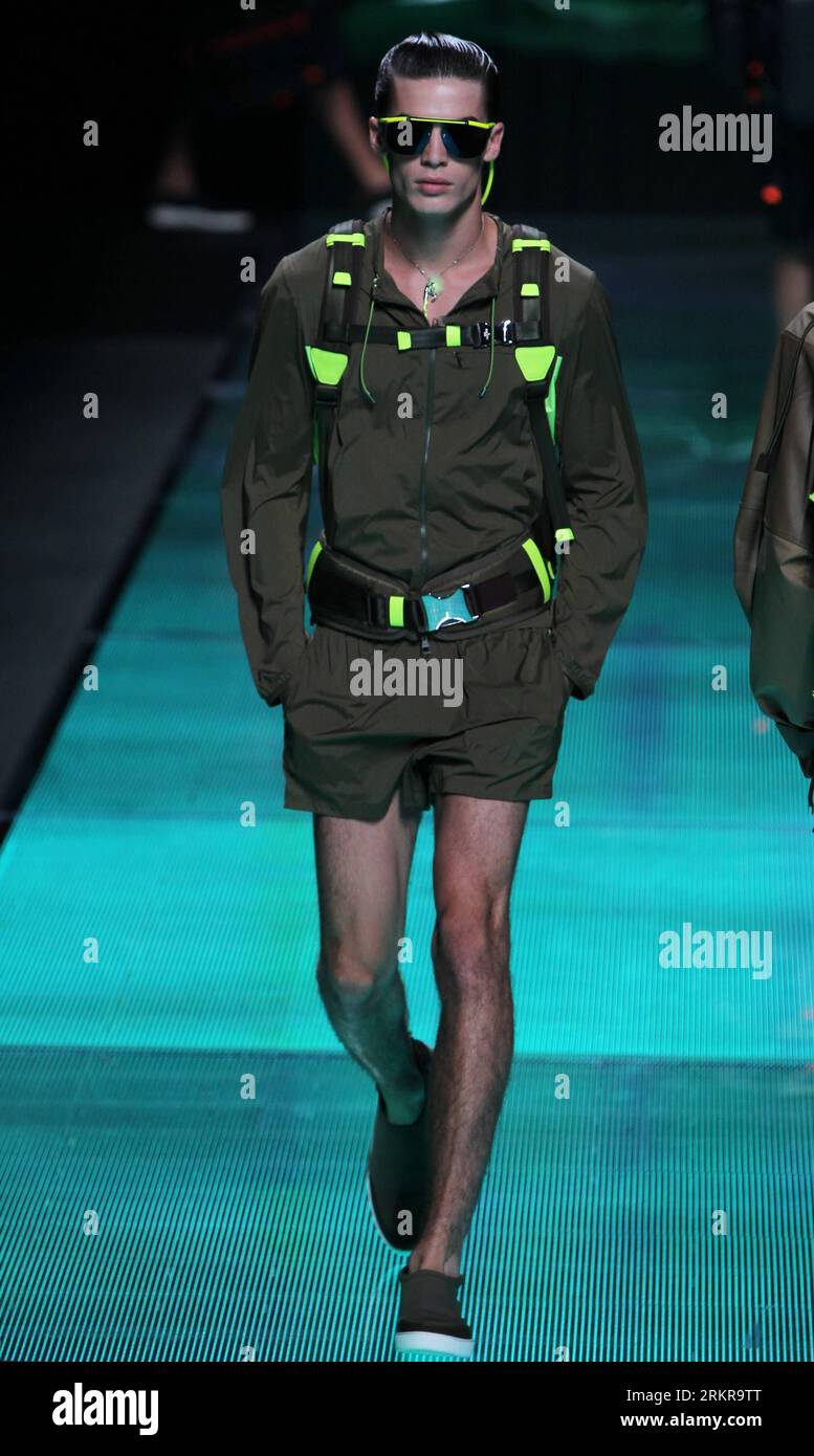 Bildnummer: 58160229  Datum: 28.06.2012  Copyright: imago/Xinhua (120629) -- PARIS, June 29, 2012 (Xinhua) -- A model presents creations by US designer Marc Jacobs for Louis Vuitton during the men s spring-summer 2013 fashion collection show at the Paris Fashion Week in Paris, France, June 28, 2012. The presentation of the spring-summer 2013 menswear collections runs until July 1. (Xinhua/Gao Jing) (ctt) FRANCE-PARIS-FASHION WEEK-MEN COLLECTION PUBLICATIONxNOTxINxCHN Entertainment Kultur Mode Modenschau Modewoche Herrenmode xjh x0x premiumd 2012 hoch Highlight      58160229 Date 28 06 2012 Cop Foto Stock