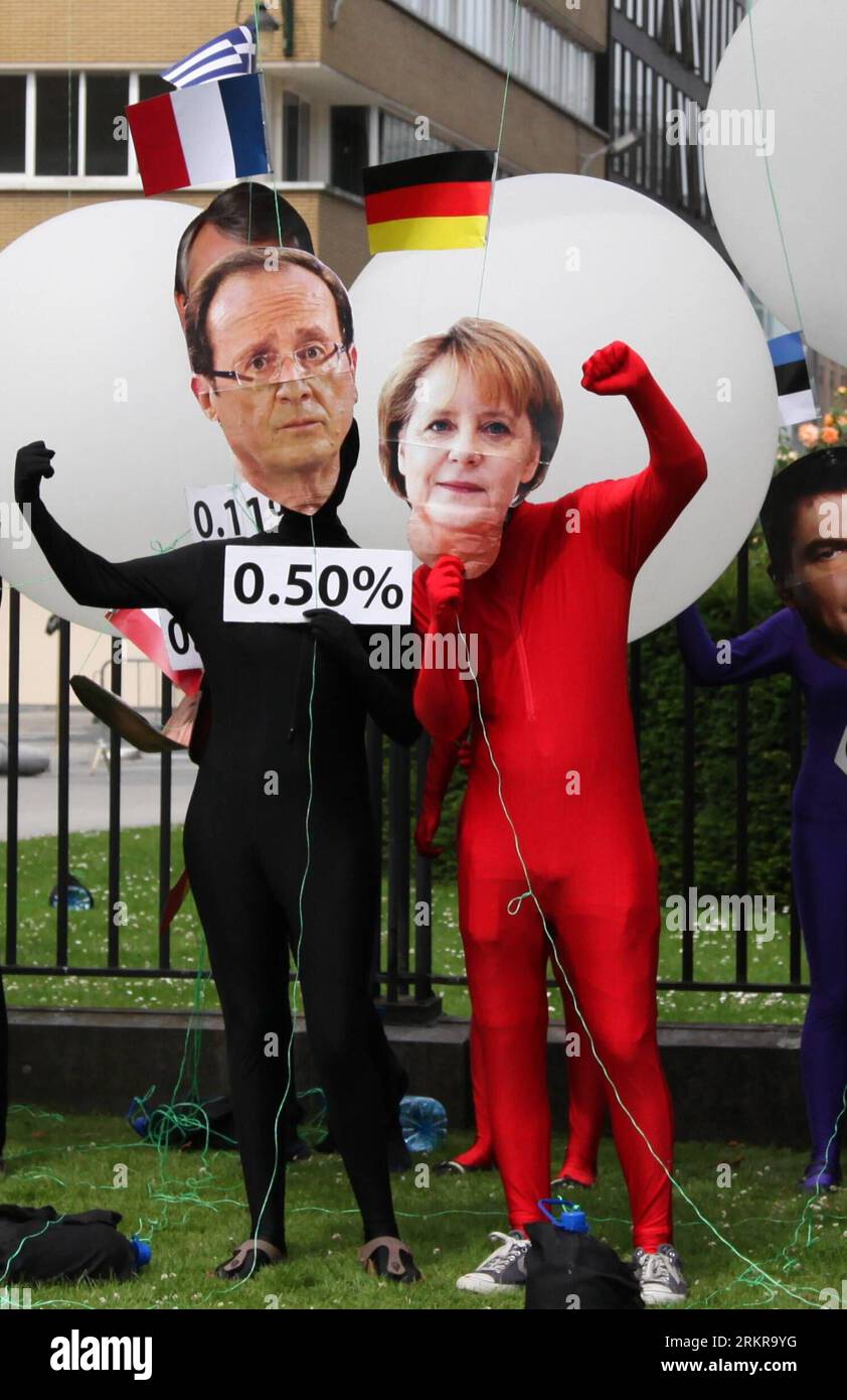 Bildnummer: 58160311 Datum: 28.06.2012 Copyright: imago/Xinhua (120628) -- BRUXELLES, 28 giugno 2012 (Xinhua) -- i manifestanti partecipano a una manifestazione di AidWatch poche ore prima del vertice dell'UE a Bruxelles, capitale del Belgio, il 28 giugno 2012. Secondo l'AidWathch, i leader europei hanno promesso di aiutare i più poveri del mondo spendendo il 0,7 per cento del reddito nazionale lordo per gli aiuti, ma solo quattro paesi dell'Unione europea, Danimarca, Svezia, Paesi Bassi e Lussemburgo, sono all'avanguardia come membri del club del 0,7 per cento nel 2011. (Xinhua/Yan Ting) BELGIO-VERTICE UE-PROTESTA PUBLICATIONxNOTxINxCHN Politik Gipfel Demo Foto Stock