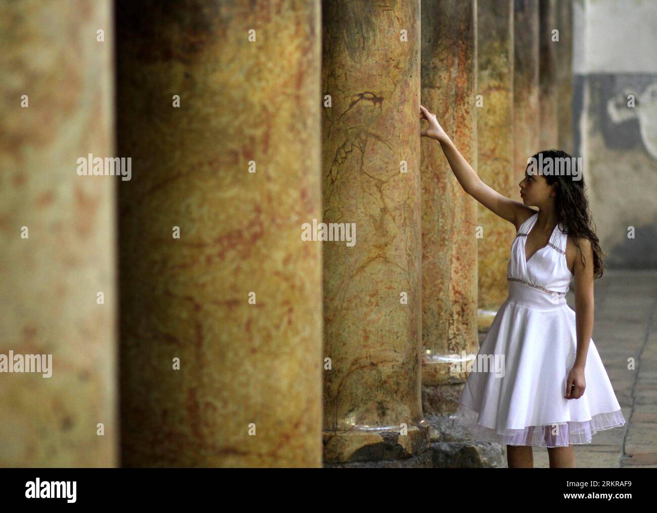 Bildnummer: 58164312 Datum: 29.06.2012 Copyright: imago/Xinhua (120629) -- BETLEMME, 29 giugno 2012 (Xinhua) -- Una ragazza cristiana palestinese visita la chiesa della Natività nella città della Cisgiordania di Betlemme il 29 giugno 2012. Venerdì l'Organizzazione delle Nazioni Unite per l'educazione, la scienza e la cultura (UNESCO) ha deciso di includere la città di Betlemme in Cisgiordania e la Chiesa della Natività nella lista dei patrimoni mondiali. (Xinhua/Luay Sababa) MIDEAST-BETHLEHEM-CHURCH OF NATIVITY-UNESCO-HERITAGE PUBLICATIONxNOTxINxCHN Politik Religion Judentum Juden Westjordanland Geburtskirche xjh x0x 2012 quer Foto Stock