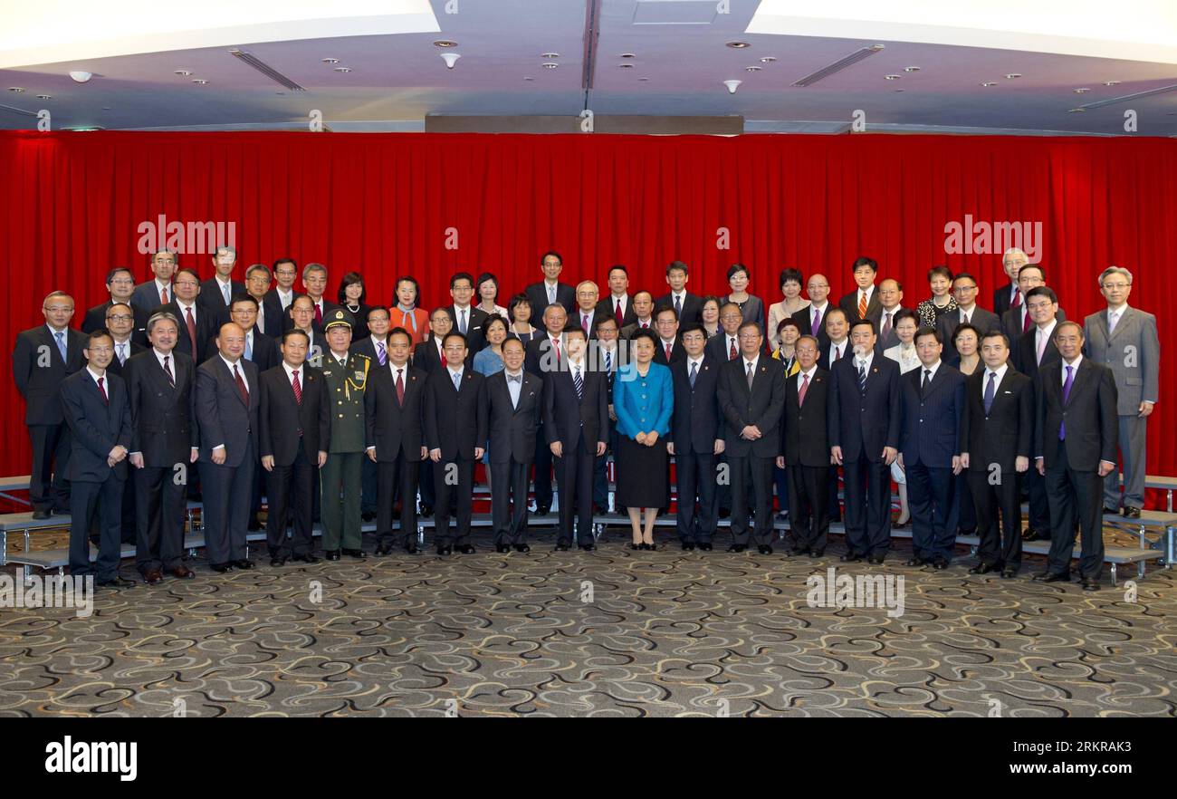Bildnummer: 58165959 Datum: 30.06.2012 Copyright: imago/Xinhua (120630) -- HONG KONG, 30 giugno 2012 (Xinhua) -- il presidente cinese Hu Jintao (C, front) incontra figure di spicco degli organi amministrativi, legislativi e giudiziari della regione amministrativa speciale di Hong Kong (HKSAR) a Hong Kong, Cina meridionale, 30 giugno 2012. (Xinhua/Wang Ye) (lfj) CINA-HONG KONG-15 ANNIVERSARIO-HU JINTAO-HK OFFICIALS-MEETING (CN) PUBLICATIONxNOTxINxCHN People Politik xjh x0x 2012 quer 58165959 Data 30 06 2012 Copyright Imago XINHUA Hong Kong giugno 30 2012 XINHUA Presidente cinese HU Jintao C Front Mee Foto Stock