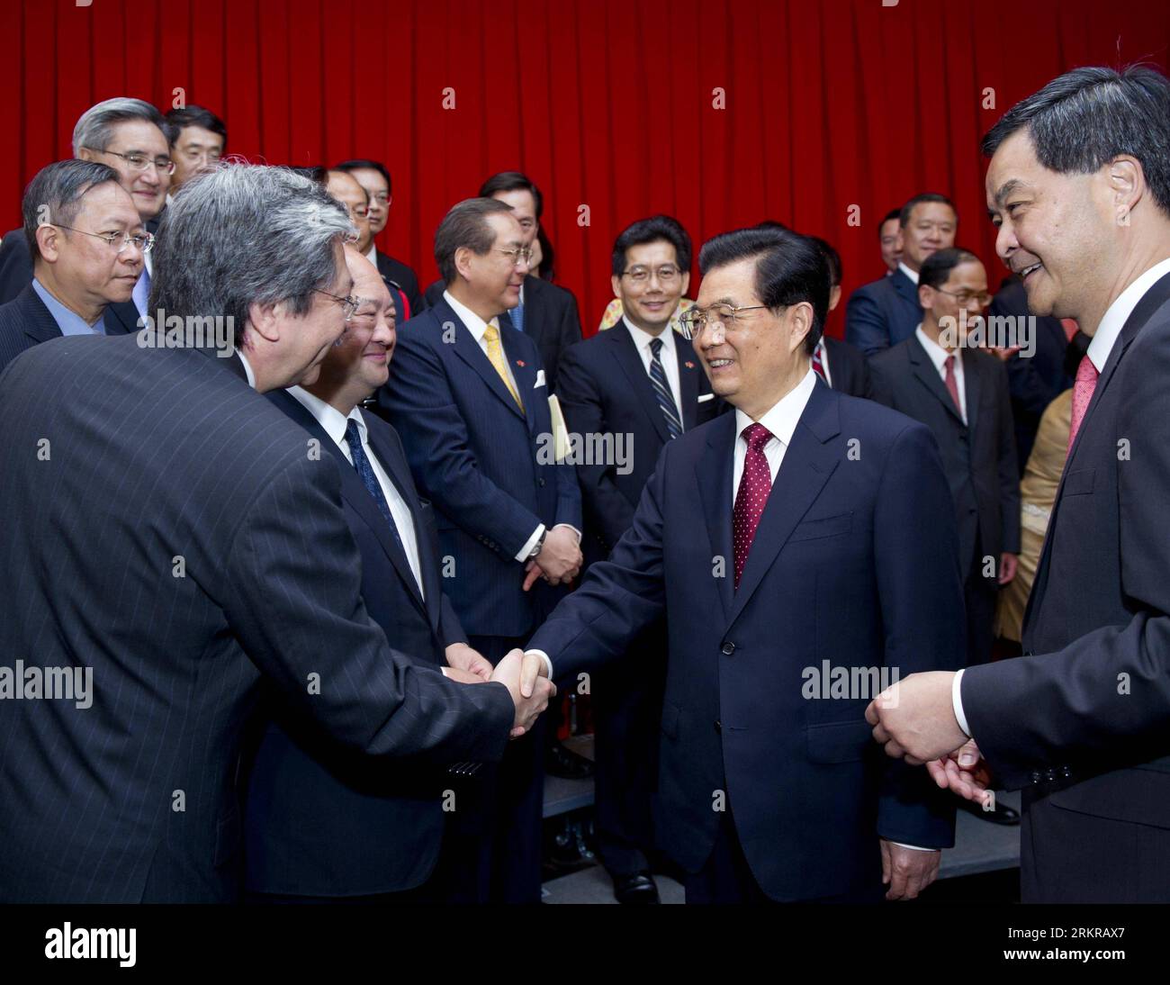 Bildnummer: 58166933 Datum: 01.07.2012 Copyright: imago/Xinhua (120701) - HONG KONG, 1 luglio 2012 (Xinhua) - il presidente cinese Hu Jintao (2° R, fronte) incontra figure di alto livello degli organi amministrativi, legislativi e giudiziari della regione amministrativa speciale di Hong Kong (HKSAR) a Hong Kong, Cina meridionale, 1 luglio 2012. (Xinhua/Wang Ye) (lfj) CINA-HONG KONG-15° ANNIVERSARIO-HU JINTAO-MEETING (CN) PUBLICATIONxNOTxINxCHN People Politik premiumd xbs x0x 2012 quer 58166933 Data 01 07 2012 Copyright Imago XINHUA Hong Kong 1 luglio 2012 XINHUA Presidente cinese HU Jintao 2° fronte Foto Stock