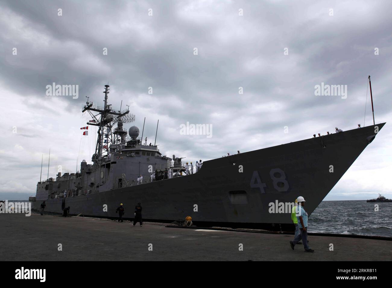 Bildnummer: 58168488  Datum: 01.07.2012  Copyright: imago/Xinhua (120701) -- GENERAL SANTOS CITY, July 1, 2012 (Xinhua) -- USS Vandergrift (FFG48) warship arrived at Makar Port in General Santos City of southern Philippines on July 1, 2012, for the upcoming Philippines-U.S. naval joint training exercises. The exercises, involving 450 personnel from the Philippine Navy and Philippine Coast Guard; and 500 personnel from the U.S. Navy and Coast Guard, will run from July 2-10 near Mindanao Sea. (Xinhua/Jeff Maitem) INDONEISA-GENERAL SANTOS CITY-U.S. NAVY PUBLICATIONxNOTxINxCHN Gesellschaft Militär Foto Stock