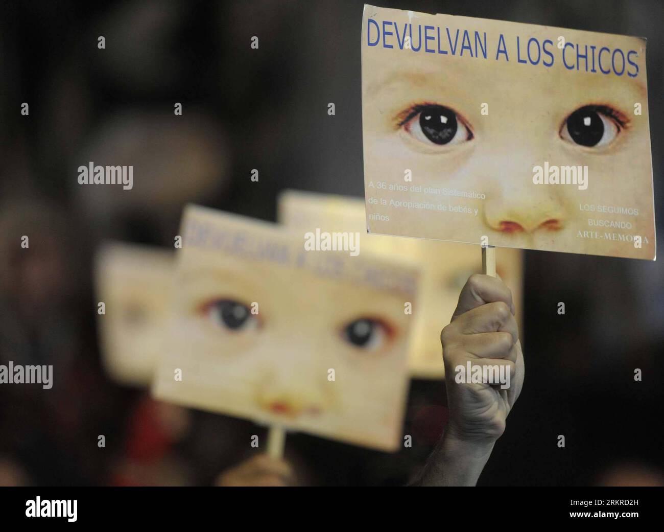 Bildnummer: 58200996 Datum: 05.07.2012 Copyright: imago/Xinhua (120706) -- BUENOS AIRES, 6 luglio 2012 (Xinhua) -- argentini tengono striscioni con ritratto di un bambino rubato per partecipare a una protesta contro il furto di bambini degli ex dittatori davanti a un tribunale di Buenos Aires, capitale dell'Argentina, il 5 luglio 2012. L'ex dittatore argentino Jorge Rafael Videla è stato condannato a 50 anni giovedì per un piano sistematico volto a rubare bambini dai prigionieri durante la guerra sporca del 1976-1982 . Anche un altro dittatore, Reynaldo Bignone, è stato condannato e ha ottenuto 15 anni. Videla e Bignone hanno già li Foto Stock