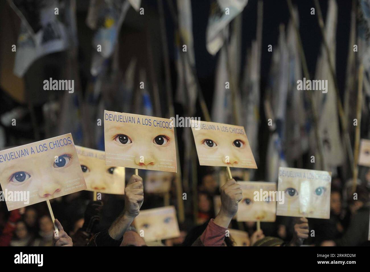 Bildnummer: 58200994 Datum: 05.07.2012 Copyright: imago/Xinhua (120706) -- BUENOS AIRES, 6 luglio 2012 (Xinhua) -- argentini tengono striscioni con ritratto di un bambino rubato per partecipare a una protesta contro il furto di bambini degli ex dittatori davanti a un tribunale di Buenos Aires, capitale dell'Argentina, il 5 luglio 2012. L'ex dittatore argentino Jorge Rafael Videla è stato condannato a 50 anni giovedì per un piano sistematico volto a rubare bambini dai prigionieri durante la guerra sporca del 1976-1982 . Anche un altro dittatore, Reynaldo Bignone, è stato condannato e ha ottenuto 15 anni. Videla e Bignone hanno già li Foto Stock
