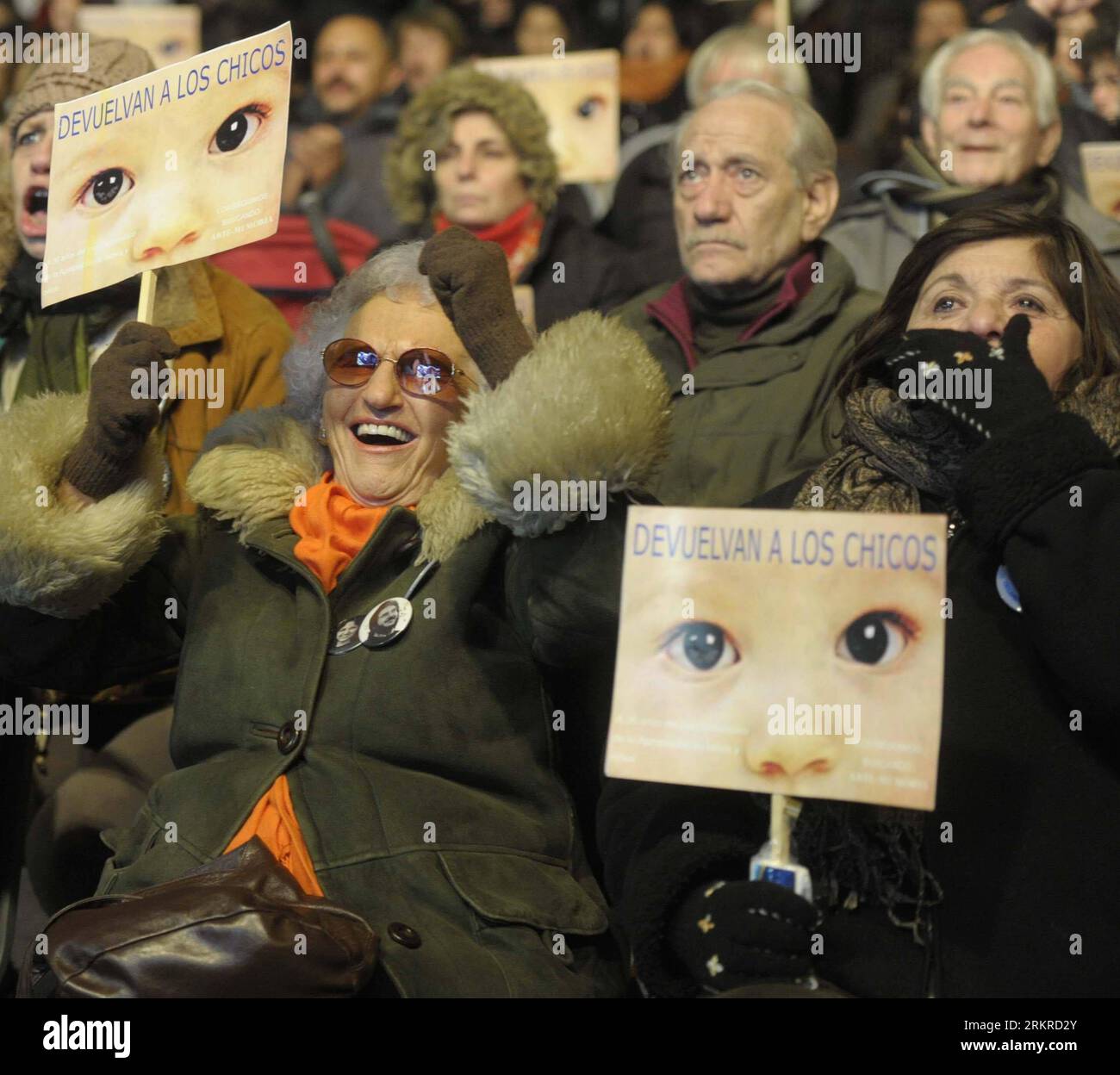 Bildnummer: 58200993 Datum: 05.07.2012 Copyright: imago/Xinhua (120706) -- BUENOS AIRES, 6 luglio 2012 (Xinhua) -- argentini tengono striscioni con ritratto di un bambino rubato per partecipare a una protesta contro il furto di bambini degli ex dittatori davanti a un tribunale di Buenos Aires, capitale dell'Argentina, il 5 luglio 2012. L'ex dittatore argentino Jorge Rafael Videla è stato condannato a 50 anni giovedì per un piano sistematico volto a rubare bambini dai prigionieri durante la guerra sporca del 1976-1982 . Anche un altro dittatore, Reynaldo Bignone, è stato condannato e ha ottenuto 15 anni. Videla e Bignone hanno già li Foto Stock
