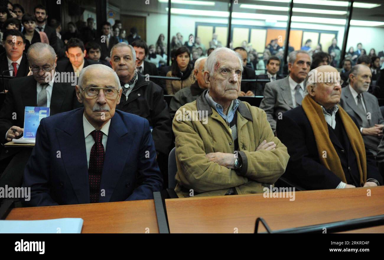 Bildnummer: 58201036 Datum: 05.07.2012 Copyright: imago/Xinhua (120706) -- BUENOS AIRES, 6 luglio 2012 (Xinhua) -- ex dittatore argentino Jorge Rafael Videla (1st, L) e Reynaldo Bignone (2nd, L) Ascoltate la sentenza in un tribunale di Buenos Aires, capitale dell'Argentina, il 5 luglio 2012. L'ex dittatore argentino Jorge Rafael Videla è stato condannato a 50 anni giovedì per un piano sistematico volto a rubare bambini dai prigionieri durante la guerra sporca del 1976-1982 . Anche un altro dittatore, Reynaldo Bignone, è stato condannato e ha ottenuto 15 anni. Videla e Bignone hanno già avuto condanne a vita per Foto Stock