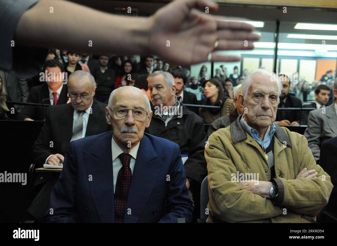 Bildnummer: 58201038 Datum: 05.07.2012 Copyright: imago/Xinhua (120706) -- BUENOS AIRES, 6 luglio 2012 (Xinhua) -- l'ex dittatore argentino Jorge Rafael Videla (L) e Reynaldo Bignone (R) Ascolta la sentenza in un tribunale di Buenos Aires, capitale dell'Argentina, il 5 luglio 2012. L'ex dittatore argentino Jorge Rafael Videla è stato condannato a 50 anni giovedì per un piano sistematico volto a rubare bambini dai prigionieri durante la guerra sporca del 1976-1982 . Anche un altro dittatore, Reynaldo Bignone, è stato condannato e ha ottenuto 15 anni. Videla e Bignone hanno già avuto condanne a vita per altri presepi Foto Stock