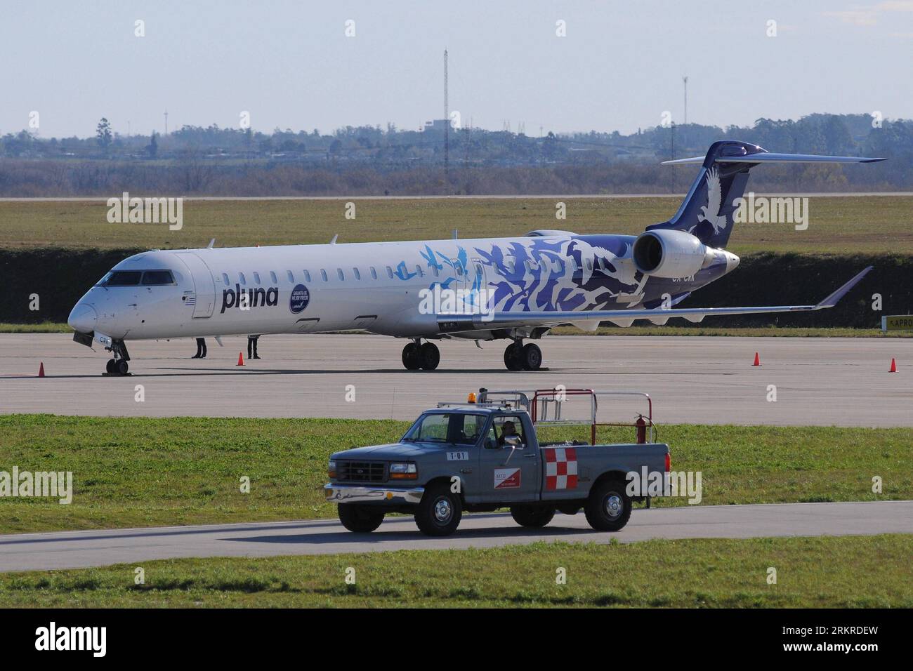 Bildnummer: 58205383 Datum: 06.07.2012 Copyright: imago/Xinhua (120707) -- MONTEVIDEO, 7 luglio 2012 (Xinhua) -- un aereo della compagnia aerea uruguaiana Pluna è visto all'aeroporto internazionale di Carrasco, a Montevideo, capitale dell'Uruguay, il 6 luglio 2012. Venerdì il presidente uruguaiano Jose Mujica ha dichiarato che il suo governo sta lavorando sodo per trovare una soluzione per contribuire a risolvere la crisi delle compagnie aeree del paese. Il governo, che detiene il 25% delle azioni della compagnia aerea, ha cercato un nuovo partner di investimento per assumere il controllo della società dopo che il consorzio privato Leadgate è partito il mese scorso. Foto Stock