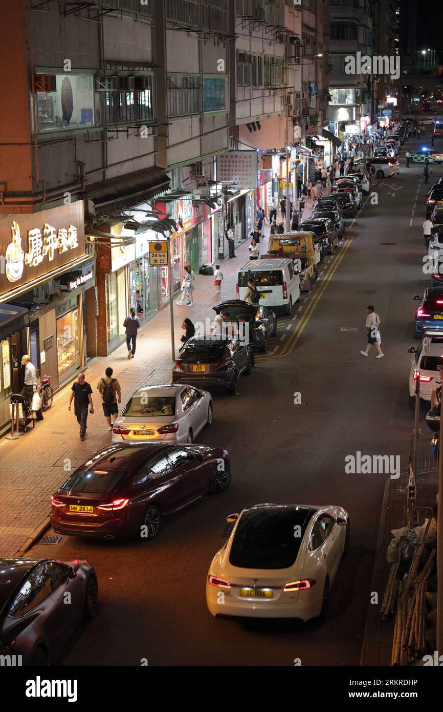 Composizione verticale, scena di strada serale, Tung Choi Street, a Mongkok, Kowloon, Hong Kong, Cina agosto 2023 Foto Stock