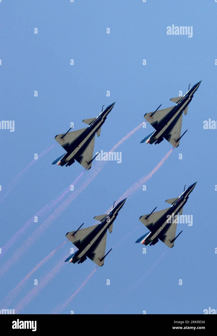 Bildnummer: 58224394 Datum: 11.07.2012 Copyright: imago/Xinhua (120711) -- XI AN, 11 luglio 2012 (Xinhua) -- caccia a reazione J-10 del Bayi Aerobatic Team dell'Aeronautica militare Popolare Cinese di Liberazione (PLA) mette in scena uno spettacolo aereo a Xi An, capitale della provincia dello Shaanxi della Cina nord-occidentale, 11 luglio 2012. (Xinhua/li Yibo) (lmm) CHINA-SHAANXI-XI AN-PLA AEROBATIC TEAM-PERFORMANCE (CN) PUBLICATIONxNOTxINxCHN Gesellschaft Luftfahrt Flugschau Flugzeug Kampfjet Kunstflug xjh x0x 2012 hoch 58224394 Data 11 07 2012 Copyright Imago XINHUA Xi to July 11 2012 XINHUA J 10 Jet Fighters della Bayi Aerobati Foto Stock