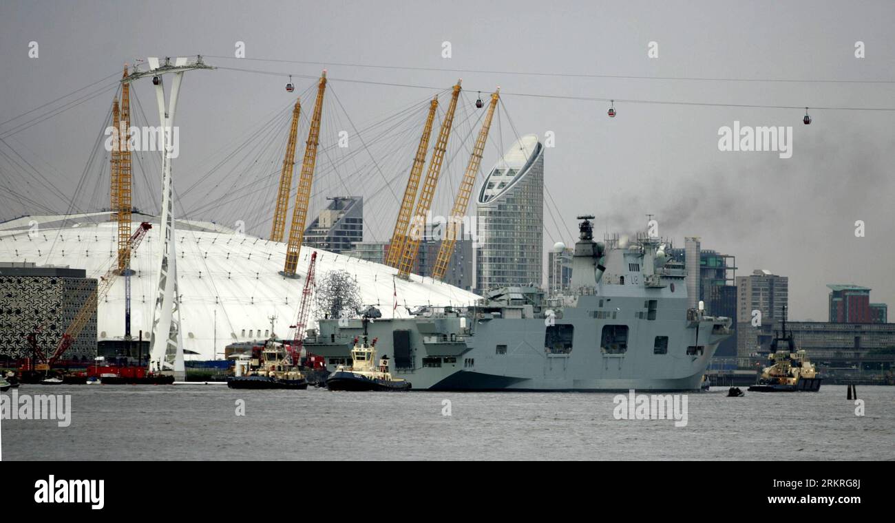 Bildnummer: 58241471 Datum: 13.07.2012 Copyright: imago/Xinhua (120714) -- LONDRA, 14 luglio 2012 (Xinhua) -- HMS Ocean Docks at Greenwich a Londra, Regno Unito, 13 luglio 2012. La HMS Ocean garantirà la sicurezza durante le Olimpiadi di Londra 2012. (Xinhua/Bimal Gautam) (jyc) BRITAIN-LONDON-HMS OCEAN-OLYMPIC GAMES-SECURITY PUBLICATIONxNOTxINxCHN Gesellschaft OS Sommer Spiele Sommerspiele 2012 London Sicherheit xjh x0x 2012 quer premiumd 58241471 Data 13 07 2012 Copyright Imago XINHUA Londra 14 luglio 2012 XINHUA Britain S HMS Ocean Docks AT Greenwich A Londra Gran Bretagna 1 luglio Foto Stock