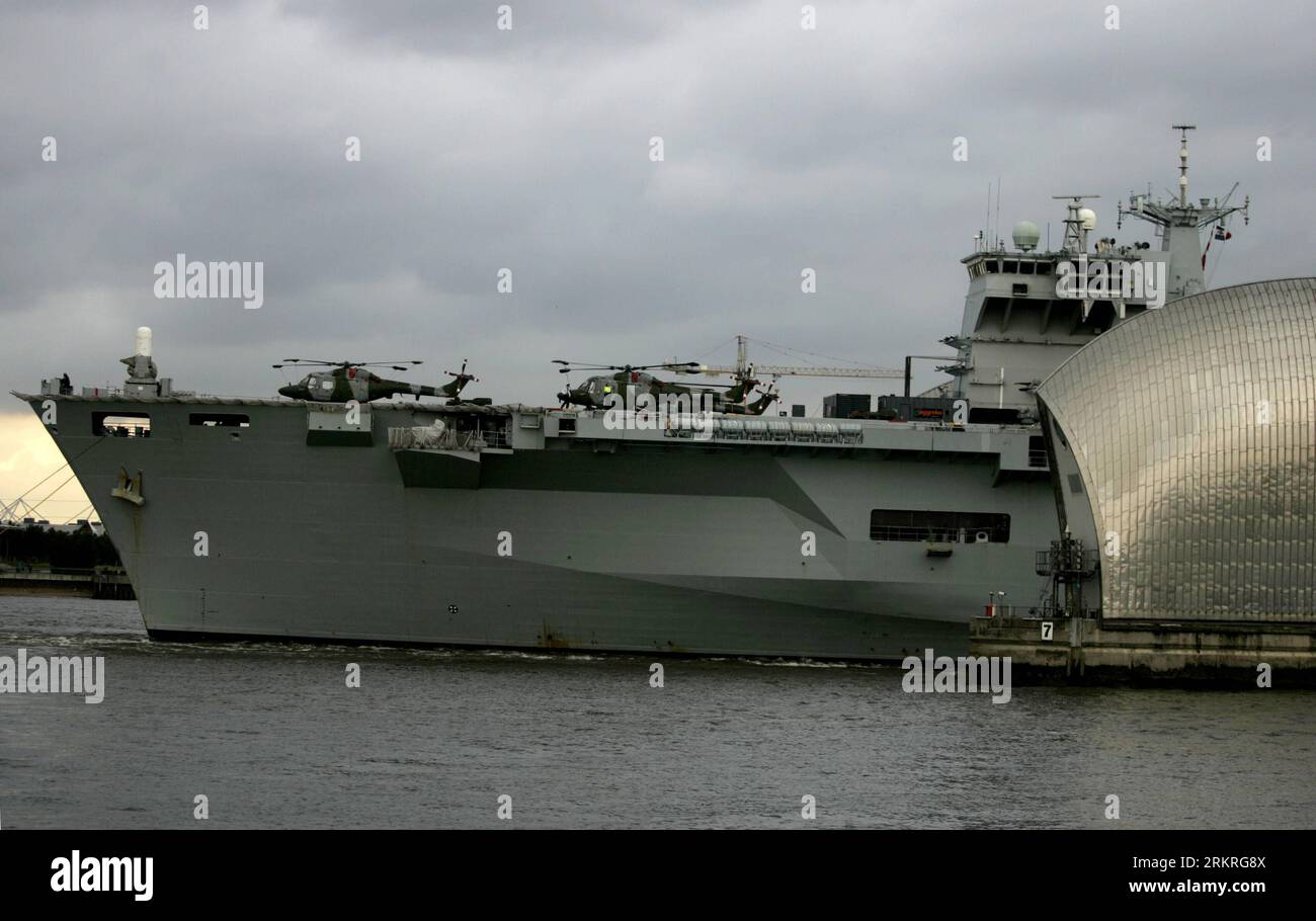 Bildnummer: 58241469 Datum: 13.07.2012 Copyright: imago/Xinhua (120714) -- LONDRA, 14 luglio 2012 (Xinhua) -- HMS Ocean Docks at Greenwich a Londra, Regno Unito, 13 luglio 2012. La HMS Ocean garantirà la sicurezza durante le Olimpiadi di Londra 2012. (Xinhua/Bimal Gautam) (jyc) BRITAIN-LONDON-HMS OCEAN-OLYMPIC GAMES-SECURITY PUBLICATIONxNOTxINxCHN Gesellschaft OS Sommer Spiele Sommerspiele 2012 London Sicherheit xjh x0x 2012 quer 58241469 Data 13 07 2012 Copyright Imago XINHUA Londra 14 luglio 2012 XINHUA Britain S HMS Ocean Docks A Greenwich a Londra Gran Bretagna 13 luglio 2012 HM Foto Stock