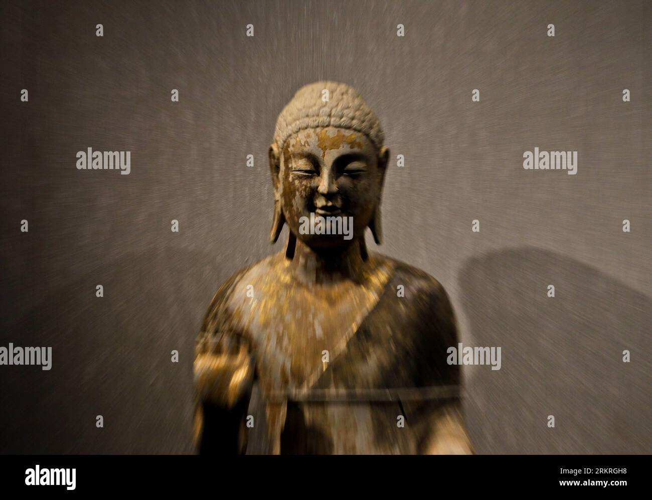 Bildnummer: 58243576 Datum: 14.07.2012 Copyright: imago/Xinhua (120714) -- KAOHSIUNG, 14 luglio 2012 (Xinhua) -- Una figura di Buddha dorato è esposta in una mostra di scultura buddista a Kaohsiung, Taiwan, 14 luglio 2012. Con 50 sculture buddiste del Tempio di Longxing a Qingzhou, nella provincia di Shandong nella Cina orientale, la mostra ha avuto inizio sabato a Kaohsiung presso la sala commemorativa del Buddha di Fo Guang Shan e durerà fino al 20 settembre. (Xinhua/Hou Dongtao) (lmm) CHINA-KAOHSIUNG-BUDDHIST SCULPTURE-EXHIBITION (CN) PUBLICATIONxNOTxINxCHN Kultur Kunst Buddhismus buddhistische Skul Foto Stock