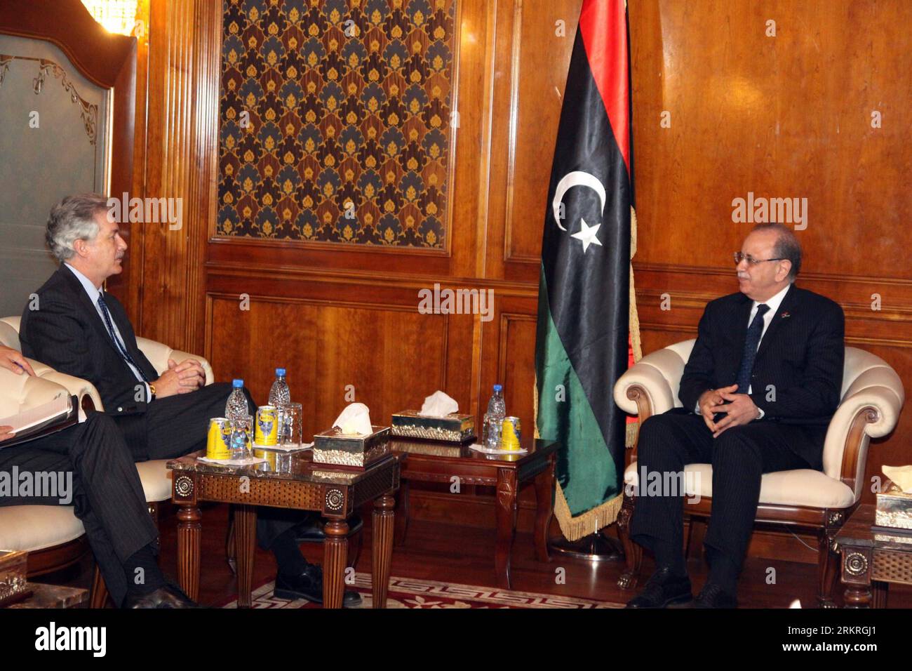 Bildnummer: 58243614 Datum: 14.07.2012 Copyright: imago/Xinhua (120714) -- TRIPOLI, 14 luglio 2012 (Xinhua) -- in visita al Vice Segretario di Stato degli Stati Uniti William Burns (L) incontro con il primo Ministro libico Abdul Rahim al-Keab a TRIPOLI, LIBIA, 14 luglio 2012.(Xinhua/Hamza Turkia) LIBIA-TRIPOLI-BURNS-VISITING PUBLXumxNK 2012 58243614 Data 14 07 2012 Copyright Imago XINHUA Tripoli 14 luglio 2012 XINHUA in visita al Vice Segretario di Stato Degli Stati Uniti William Burns l incontro con i primi Ministri libici Abdul Rahim al a Tripoli Libia IL 14 luglio 2012 X. Foto Stock