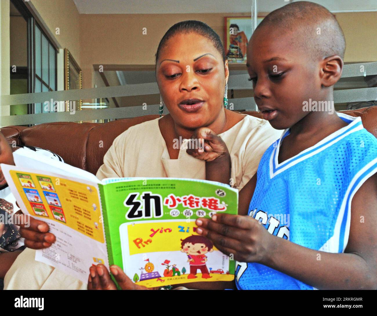 Bildnummer: 58244874 Datum: 14.07.2012 Copyright: imago/Xinhua (120715) -- YIWU, 15 luglio 2012 (Xinhua) -- il commerciante senegalese Mamadou Sall's Wife Fatima (L) insegna il suo secondo figlio Abdoulaye Chinese in Sall-Industrial Co., Ltd. A Yiwu, Cina orientale provincia di Zhejiang, 14 luglio 2012. Dieci anni fa, Mamadou Sall ha scelto di stabilirsi a Yiwu, che faceva parte delle esportazioni cinesi di materie prime, scrollandosi di dosso i suoi 10 anni di vita negli Stati Uniti. Sall ha iniziato la sua attività vendendo capi di abbigliamento e abbigliamento cinesi nei paesi africani. Nel 2004, la famiglia Sall si trasferì immediatamente a Yiwu e sua moglie Fatima Foto Stock