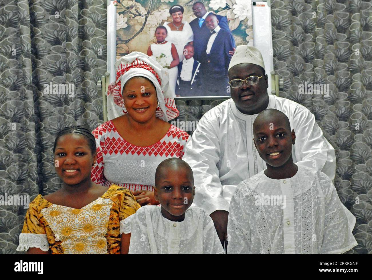 Bildnummer: 58244868 Datum: 15.07.2012 Copyright: imago/Xinhua (120715) -- YIWU, 15 luglio 2012 (Xinhua) -- il mercante senegalese Mamadou Sall (R Back), sua moglie Fatima (L Back), il loro primo figlio Muhammed (R Front), la figlia Kineh (L Front) e il secondo figlio Abdoulaye (C Front) posero per una foto di famiglia a Yiwu, nella provincia dello Zhejiang, nella Cina orientale, il 15 luglio 2012. Dieci anni fa, Mamadou Sall ha scelto di stabilirsi a Yiwu, che faceva parte delle esportazioni cinesi di materie prime, scrollandosi di dosso i suoi 10 anni di vita negli Stati Uniti. Sall ha iniziato la sua attività vendendo capi di abbigliamento e abbigliamento cinesi nei paesi africani. IO Foto Stock