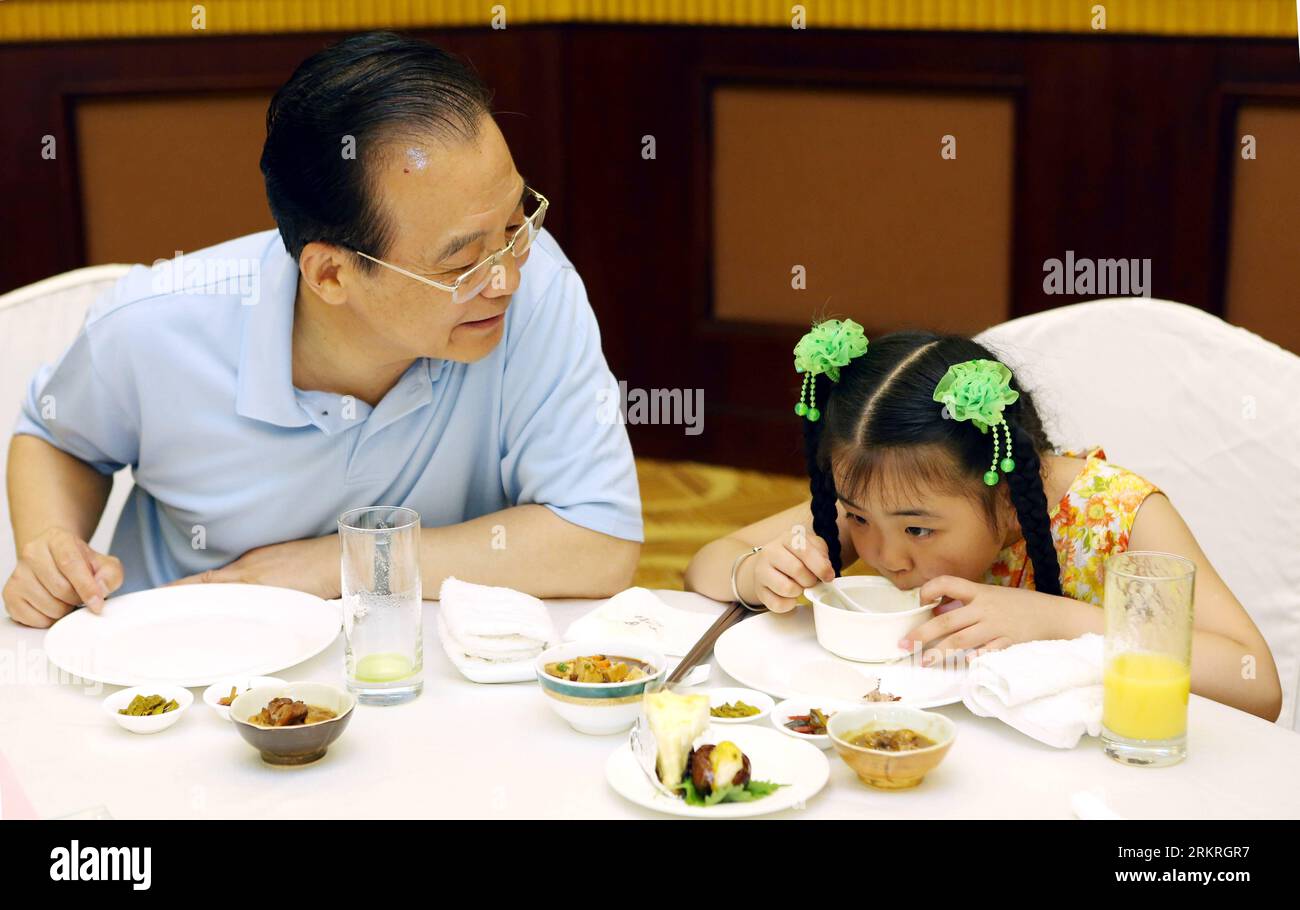 Bildnummer: 58244928 Datum: 14.07.2012 Copyright: imago/Xinhua (120715) -- CHENGDU, 15 luglio 2012 (Xinhua) -- il Premier cinese Wen Jiabao (L) parla con lo studente Song Xinyi a Chengdu, capitale della provincia del Sichuan della Cina sud-occidentale, 14 luglio 2012. Wen Jiabao ha invitato sei studenti della zona di Wenchuan, ovvero Wang Jiaqi, Zhao Qisong, Duan Zhixiu, Lang Zheng, Liu Xiaohua e Song Xinyi, per cenare con lui a Chengdu il 14 luglio. Wen ha fatto un giro d'ispezione nella provincia del Sichuan dal 13 al 15 luglio. (Xinhua/Yao Dawei) (llp) CHINA-SICHUAN-WEN JIABAO-INSPECTION (CN) PUBLICATIONxNOTxINxCHN Foto Stock