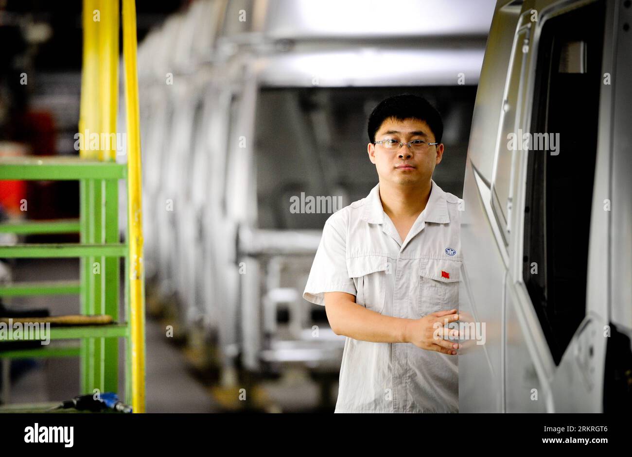 Bildnummer: 58245012 Datum: 09.07.2012 Copyright: imago/Xinhua (120715) -- CHANGCHUN, 15 luglio 2012 (Xinhua) -- GAI Chunsheng posa per una foto in una fabbrica di assemblaggio-saldatura presso First Auto Workshop (FAW) Jiefang Automotive Co., Ltd. A Changchun, capitale della provincia di Jilin della Cina nord-orientale, 9 luglio 2012. Mi chiamo GAI Chunsheng e ho 33 anni. Lavoro per FAW Jiefang Automotive come produttore di veicoli industriali dal 2003 e attualmente ricopro il ruolo di leader di un gruppo di preparazione alla produzione di carrozzerie per veicoli industriali. L'aspirazione per un membro del Partito Comunista Cinese (CPC) risale al mio Foto Stock