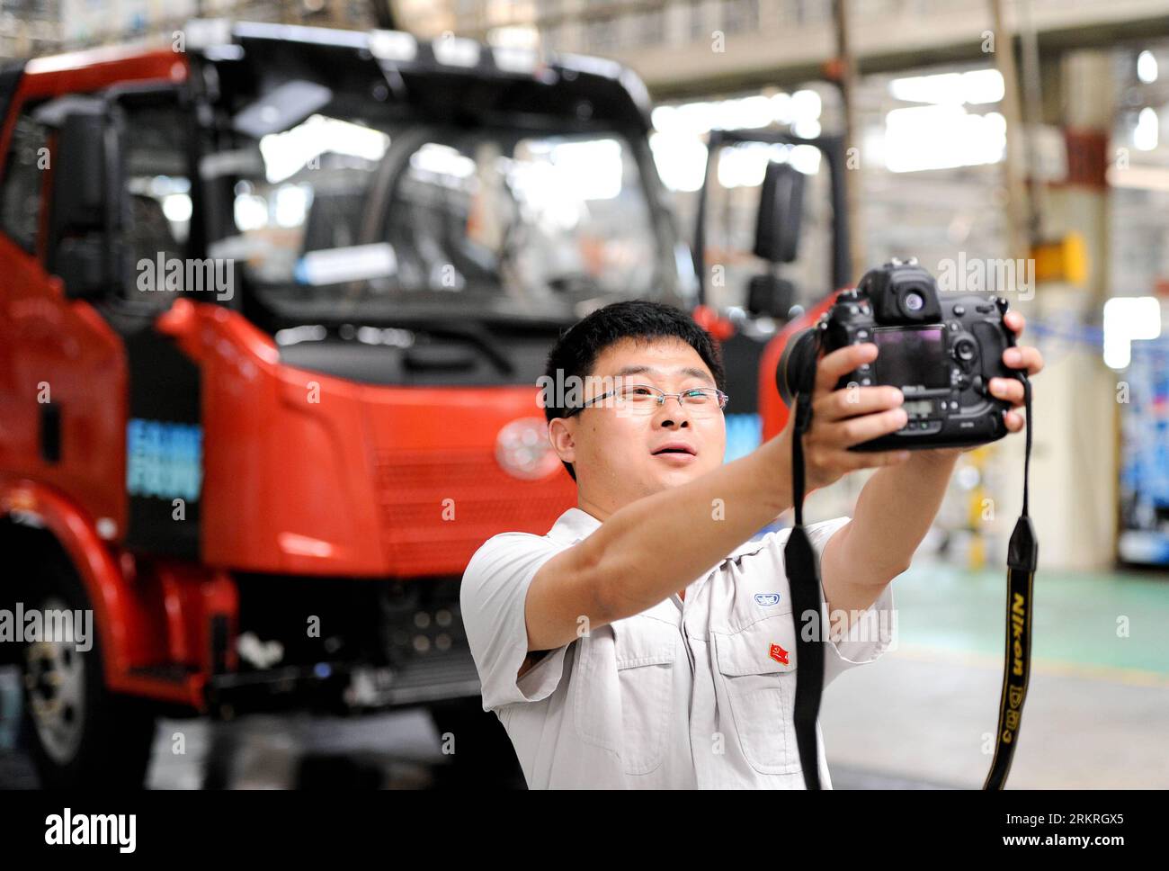 Bildnummer: 58245020 Datum: 09.07.2012 Copyright: imago/Xinhua (120715) -- CHANGCHUN, 15 luglio 2012 (Xinhua) -- GAI Chunsheng realizza autoritratti nella fabbrica di assemblaggio generale della First Auto Workshop (FAW) Jiefang Automotive Co., Ltd. A Changchun, capitale della provincia di Jilin della Cina nordorientale. Mi chiamo GAI Chunsheng e ho 33 anni. Lavoro per FAW Jiefang Automotive come produttore di veicoli industriali dal 2003 e attualmente ricopro il ruolo di leader di un gruppo di preparazione alla produzione di carrozzerie per veicoli industriali. L'aspirazione per un membro del Partito Comunista Cinese (CPC) risale al mio studente da Foto Stock