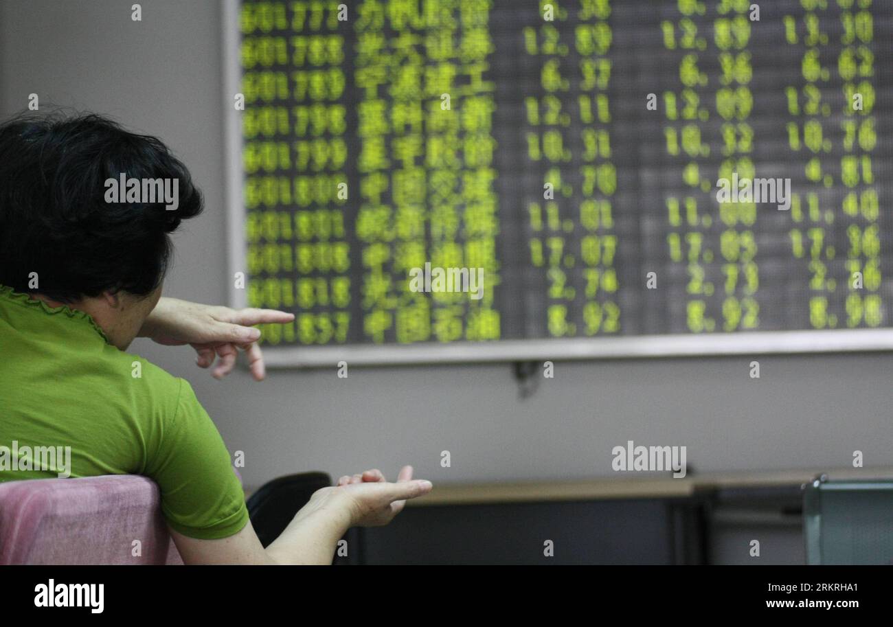 Bildnummer: 58248793 Datum: 16.07.2012 Copyright: imago/Xinhua (120716) -- QINGDAO, 16 luglio 2012 (Xinhua) -- un investitore guarda le informazioni sulle azioni in una sala di negoziazione di titoli a Qingdao, nella provincia dello Shandong della Cina orientale, 16 luglio 2012. Le azioni della Cina sono scese lunedì al più basso degli ultimi sei mesi, a seguito delle crescenti preoccupazioni del mercato sulle prospettive economiche future. Il benchmark Shanghai Composite Index è crollato del 1,74%, ovvero 37,94 punti, per chiudersi a 2147,96. L'indice dei componenti di Shenzhen è crollato del 2,57%, ovvero 251,6 punti, per chiudersi a 9.540,89. (Xinhua/Huang Jiexian) (lfj) CHI Foto Stock