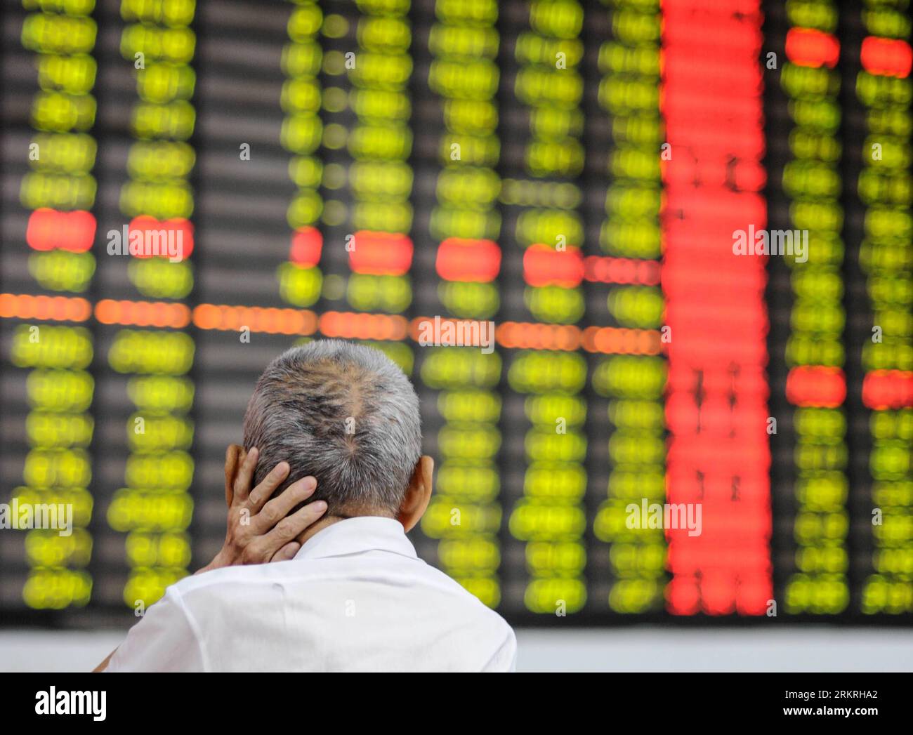 Bildnummer: 58248788 Datum: 16.07.2012 Copyright: imago/Xinhua (120716) -- HANGZHOU, 16 luglio 2012 (Xinhua) -- un investitore guarda attraverso le informazioni sulle azioni in una sala di negoziazione di titoli a Hangzhou, capitale della provincia di Zhejiang della Cina orientale, 16 luglio 2012. Le azioni della Cina sono scese lunedì al più basso degli ultimi sei mesi, a seguito delle crescenti preoccupazioni del mercato sulle prospettive economiche future. Il benchmark Shanghai Composite Index è crollato del 1,74%, ovvero 37,94 punti, per chiudersi a 2147,96. L'indice dei componenti di Shenzhen è crollato del 2,57%, ovvero 251,6 punti, per chiudersi a 9.540,89. (Xinhua/Han Chuanha Foto Stock
