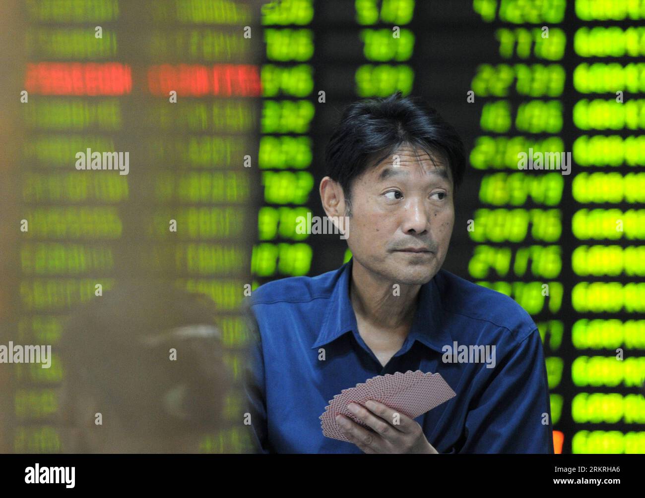 Bildnummer: 58248791 Datum: 16.07.2012 Copyright: imago/Xinhua (120716) -- NANCHINO, 16 luglio 2012 (Xinhua) -- un singolo investitore gioca a carte in una casa di intermediazione a Nanchino, nella provincia di Jiangsu della Cina orientale, 16 luglio 2012. Lunedì le scorte cinesi sono scese al livello più basso degli ultimi sei mesi, a seguito delle crescenti preoccupazioni del mercato sulle prospettive economiche future. Il benchmark Shanghai Composite Index è crollato del 1,74%, ovvero 37,94punti, per chiudersi a 2.147,96. L'indice dei componenti di Shenzhen è crollato del 2,57%, ovvero 251,6 punti, per chiudersi a 9.540,89. (Xinhua) (ljh) CINA-BORSA- Foto Stock