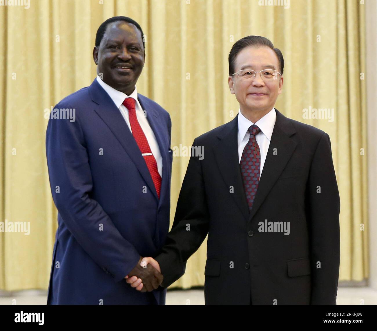 Bildnummer: 58255517 Datum: 18.07.2012 Copyright: imago/Xinhua (120718) -- BEIJING, July 18, 2012 (Xinhua) -- Chinese Premier Wen Jiabao (R) shakes hands with Kenyan Prime Minister Raila Amollo Odinga, in Beijing, capital of China, July 18, 2012. (Xinhua/Ding Lin) CHINA-KENYA-FOCAC-WEN JIABAO-ODINGA-MEET (CN) PUBLICATIONxNOTxINxCHN People Politik x0x xst 2012 quadrat 58255517 Date 18 07 2012 Copyright Imago XINHUA Beijing July 18 2012 XINHUA Chinese Premier Wen Jiabao r Shakes Hands With Kenyan Prime Ministers Raila Amollo Odinga in Beijing Capital of China July 18 2012 XINHUA Thing Li Foto Stock