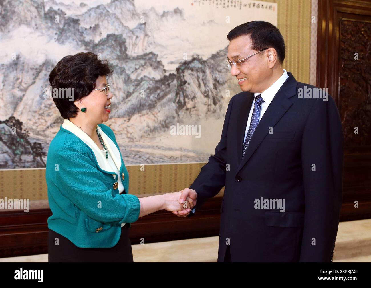 Bildnummer: 58255526 Datum: 18.07.2012 Copyright: imago/Xinhua (120718) - PECHINO, 18 luglio 2012 (Xinhua) - il vice Premier cinese li Keqiang (R) stringe la mano a Margaret Chan, il direttore generale dell'Organizzazione Mondiale della Sanità a Pechino, capitale della Cina, 18 luglio 2012. (Xinhua/Yao Dawei) CHINA-WHO-li KEQIANG-MARGARET CHAN-MEET (CN) PUBLICATIONxNOTxINxCHN People Politik x0x xst 2012 quer 58255526 Data 18 07 2012 Copyright Imago XINHUA Pechino luglio 18 2012 XINHUA Chinese Vice Premier Left Keqiang r Shakes Hands with Margaret Chan the Director General of the World Health Organizat Foto Stock