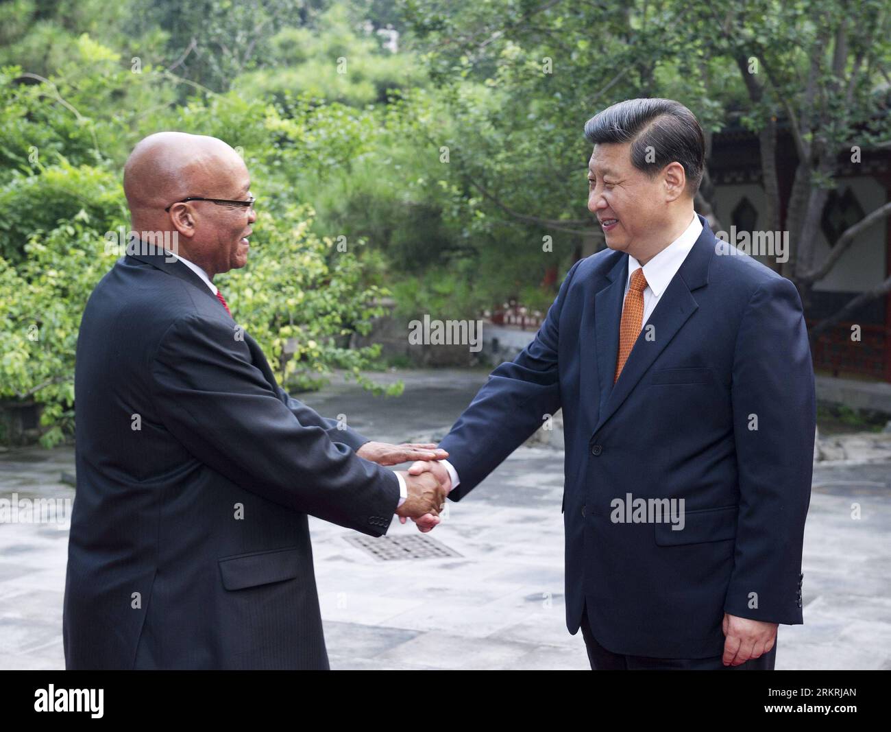 Bildnummer: 58255524 Datum: 18.07.2012 Copyright: imago/Xinhua (120718) -- BEIJING, July 18, 2012 (Xinhua) -- Chinese Vice President Xi Jinping (R) shakes hands with the visiting President of South Africa Jacob Zuma in Beijing, capital of China, July 18, 2012. Zuma is in Beijing for the opening ceremony of the fifth Ministerial Meeting of the Forum on China-Africa Cooperation (FOCAC) which is scheduled to be held on July 19. (Xinhua/Wang Ye) CHINA-SOUTH AFRICA-XI JINPING-ZUMA-MEETING (CN) PUBLICATIONxNOTxINxCHN People Politik x0x xst 2012 quer 58255524 Date 18 07 2012 Copyright Imago XI Foto Stock